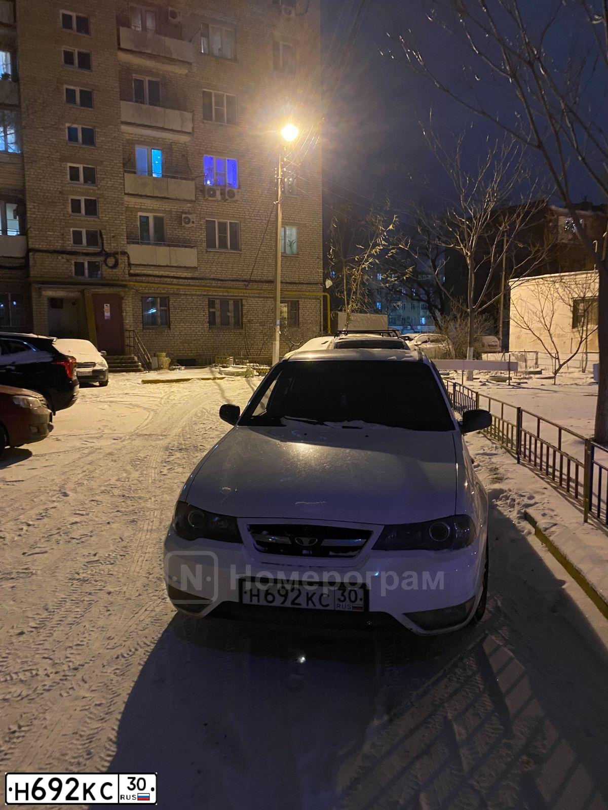 Фото автомобиля DAEWOO NEXIA, 2012 — госномер Н692КС30. Цвет: БЕЛЫЙ