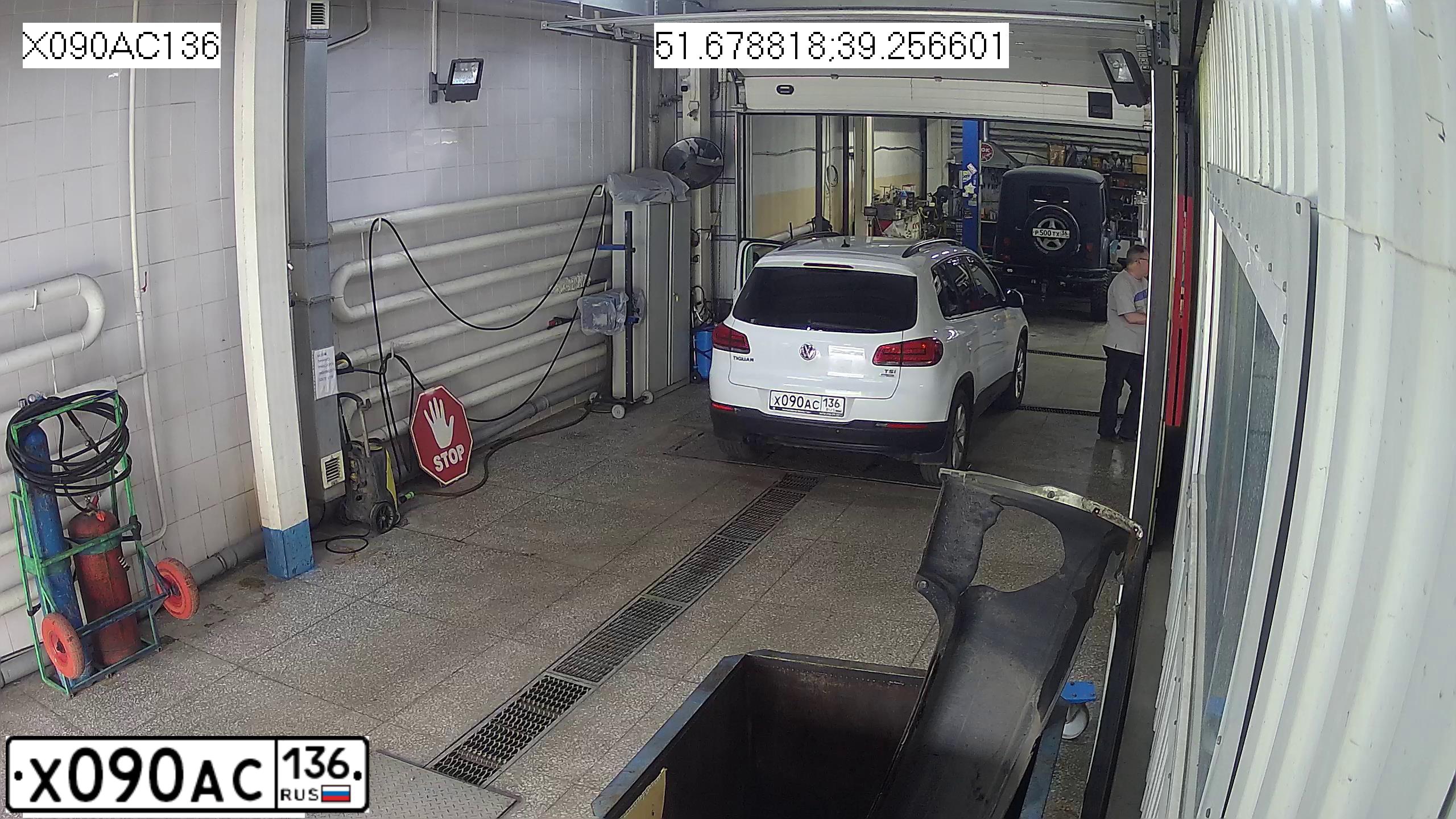 Фото автомобиля VOLKSWAGEN TIGUAN, 2016 — госномер Х090АС136. Цвет: БЕЛЫЙ
