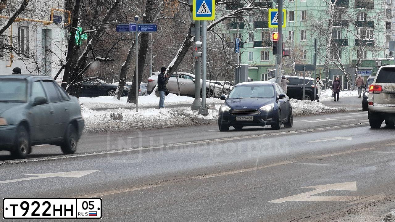 Фото автомобиля FORD FOCUS, 2016 — госномер В002УХ36. Цвет: Белый