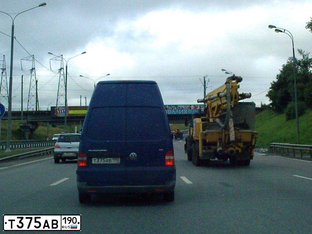 Фото автомобиля VOLKSWAGEN TRANSPORTER, 2005 — госномер Т375АВ190. Цвет: синий