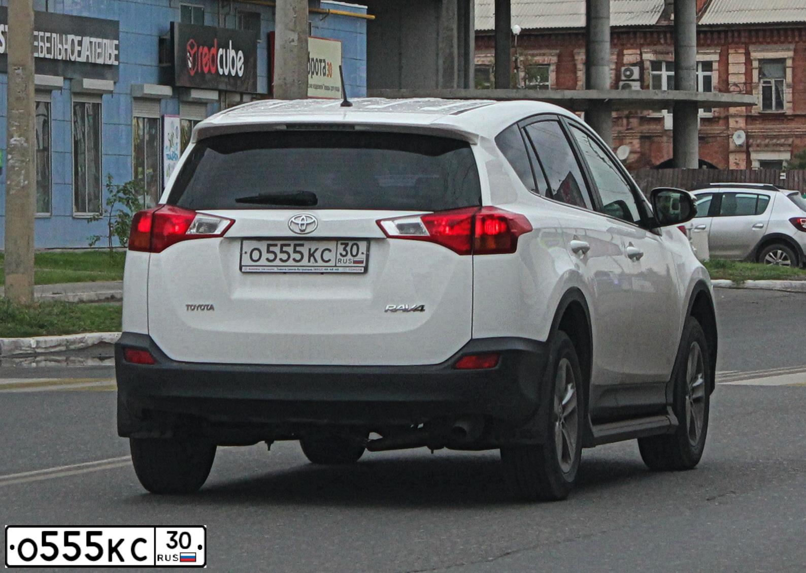 Фото автомобиля TOYOTA RAV4, 2014 — госномер О811МТ30. Цвет: Белый