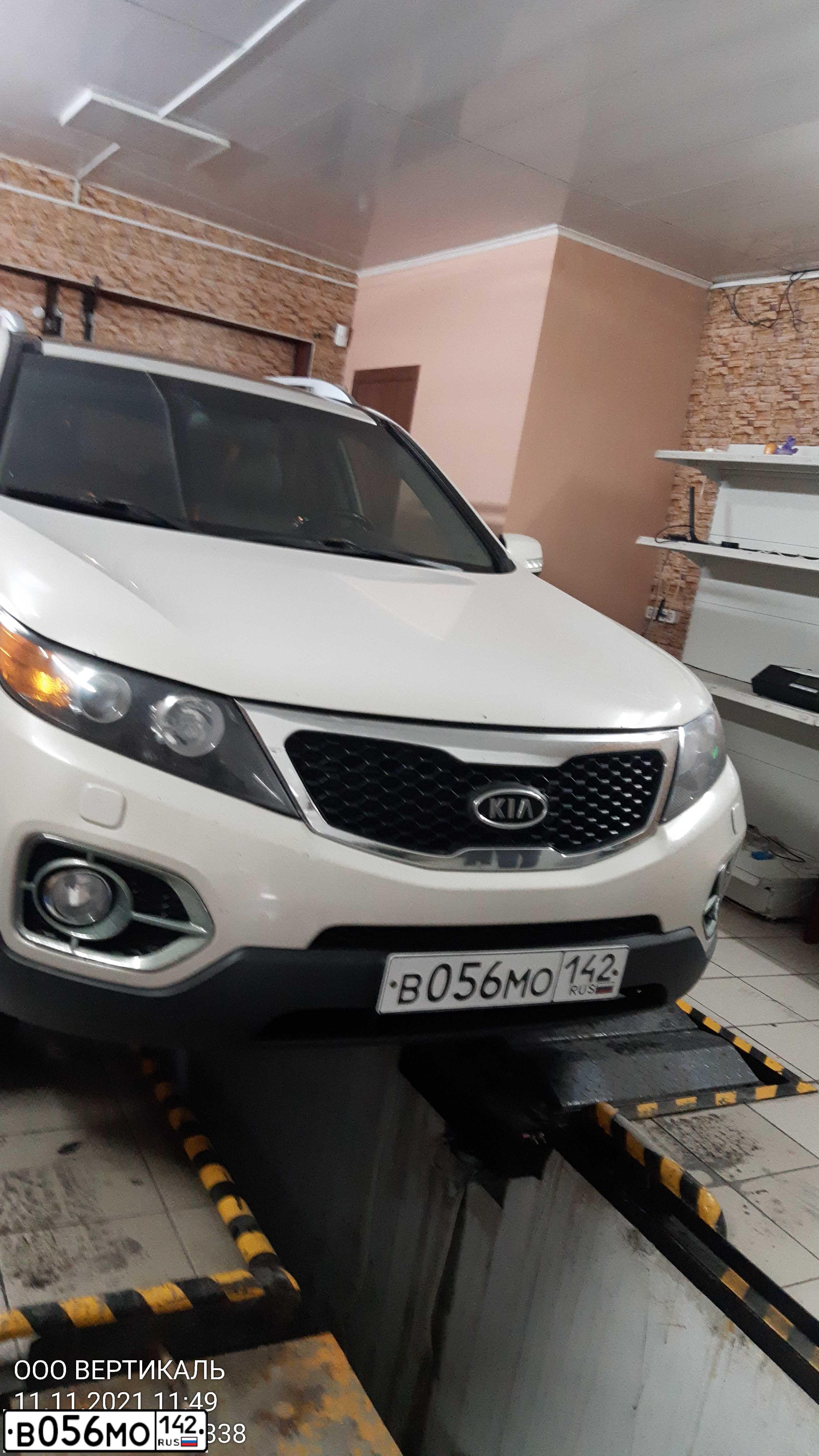 Фото автомобиля KIA SORENTO, 2010 — госномер В056МО142. Цвет: Белый