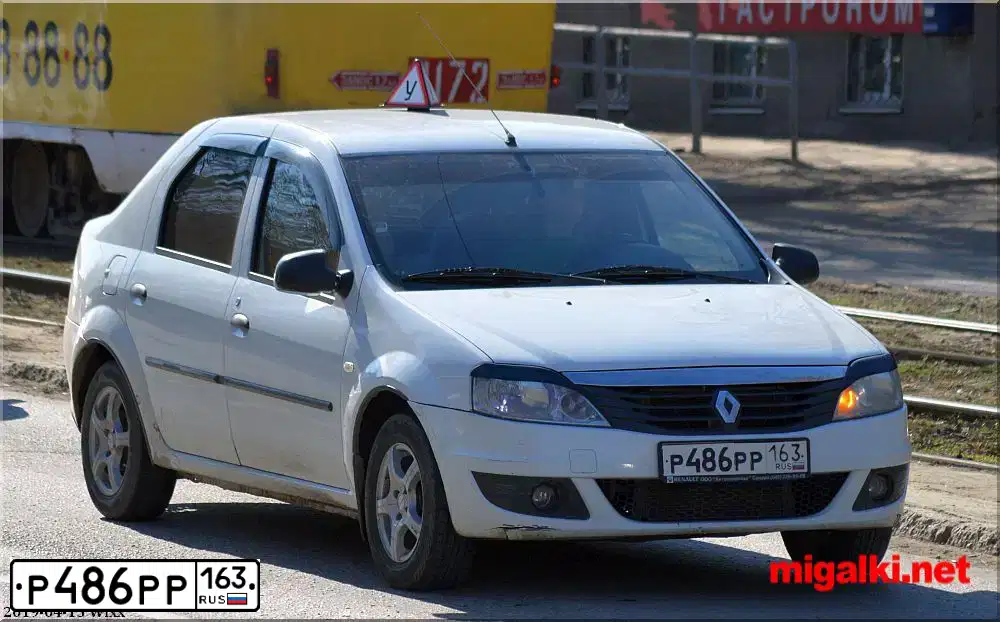 Фото автомобиля RENAULT LOGAN, 2012 — госномер Р486РР163. Цвет: БЕЛЫЙ