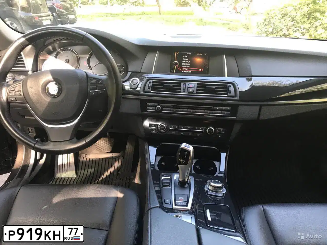Фото автомобиля BMW SERIE 5, 2013 — госномер Р919КН77. Цвет: Коричневый