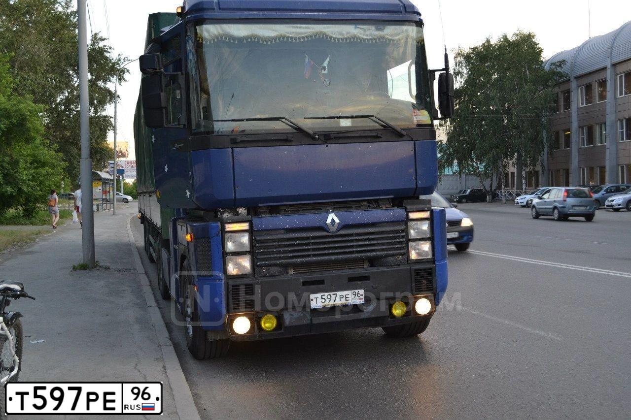 Фото автомобиля RENAULT MAGNUM, 2000 — госномер А870УМ51. Цвет: синий
