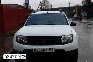 Фото автомобиля RENAULT DUSTER, 2014 — госномер В232ЕР196. Цвет: Белый