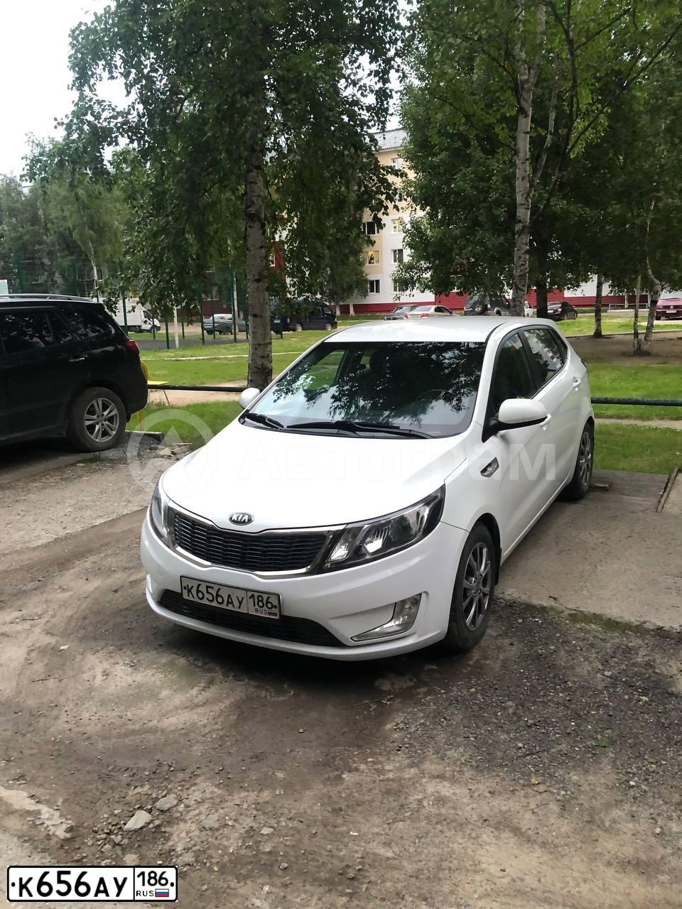 Фото автомобиля KIA RIO, 2014 — госномер К656АУ186. Цвет: БЕЛЫЙ