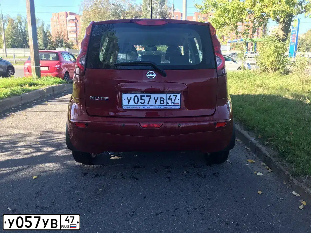 Фото автомобиля NISSAN NOTE, 2012 — госномер У057УВ47. Цвет: Красный