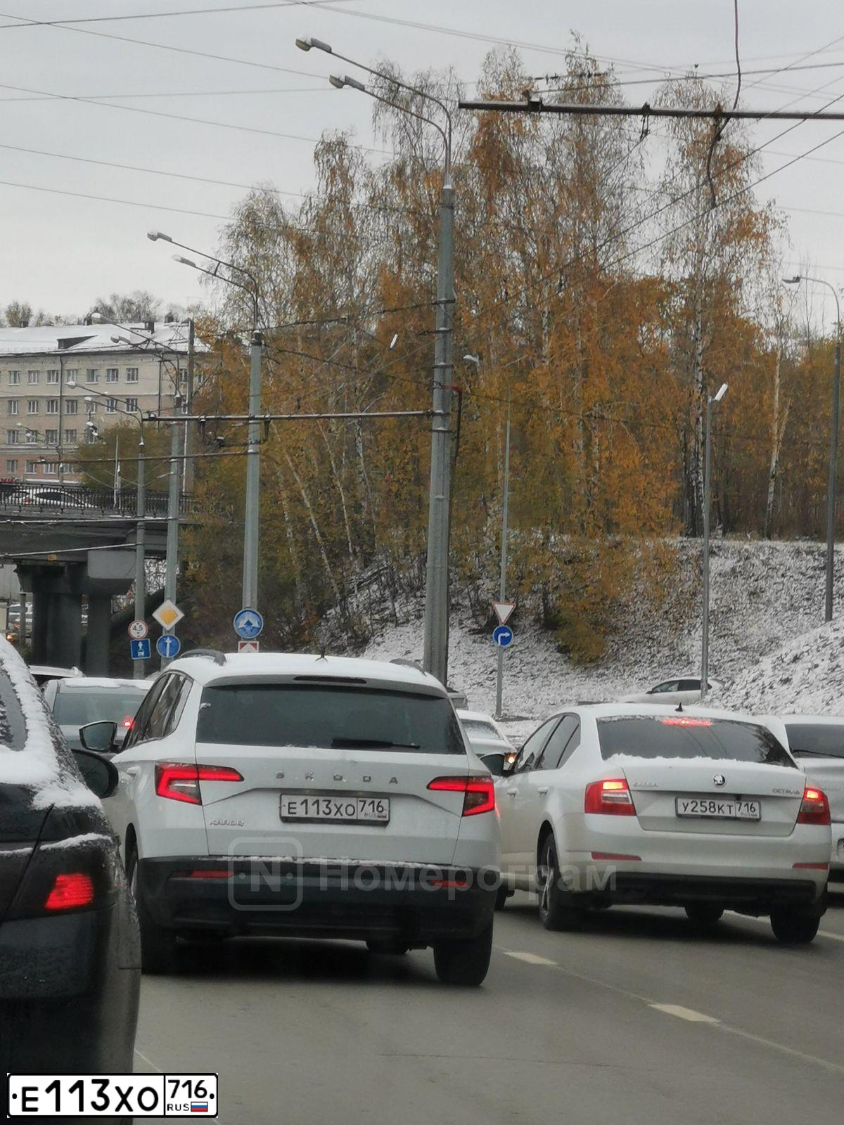 Фото автомобиля SKODA KAROQ, 2020 — госномер Е113ХО716. Цвет: Белый