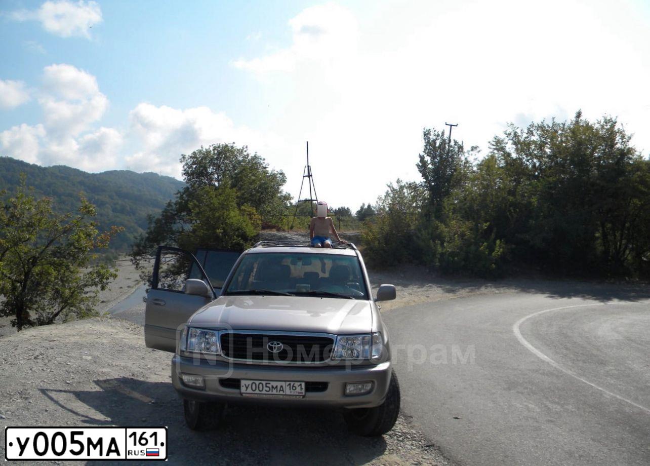 Фото автомобиля TOYOTA LANDCRUISER, 2001 — госномер О001КО180. Цвет: СЕРЕБРИСТЫЙ