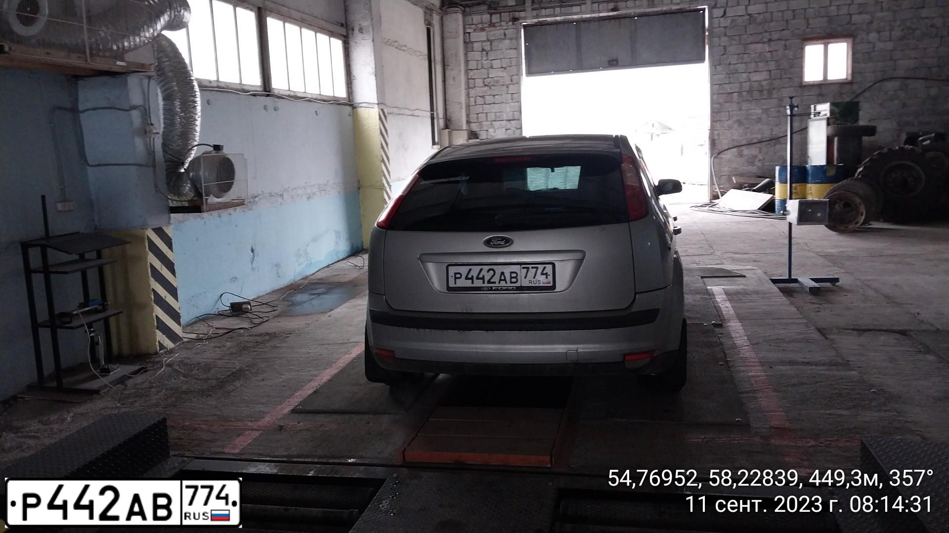 Фото автомобиля FORD FOCUS, 2006 — госномер Р442АВ774. Цвет: СЕРЫЙ