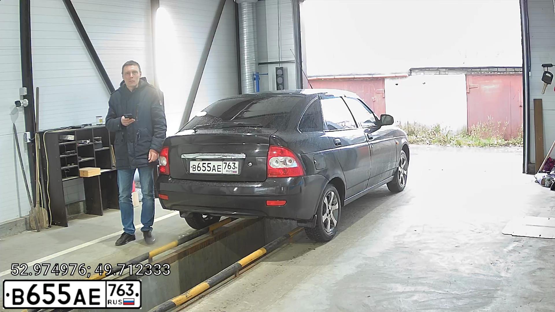 Фото автомобиля LADA 2172 PRIORA, 2010 — госномер В333НЕ21. Цвет: ЧЕРНЫЙ