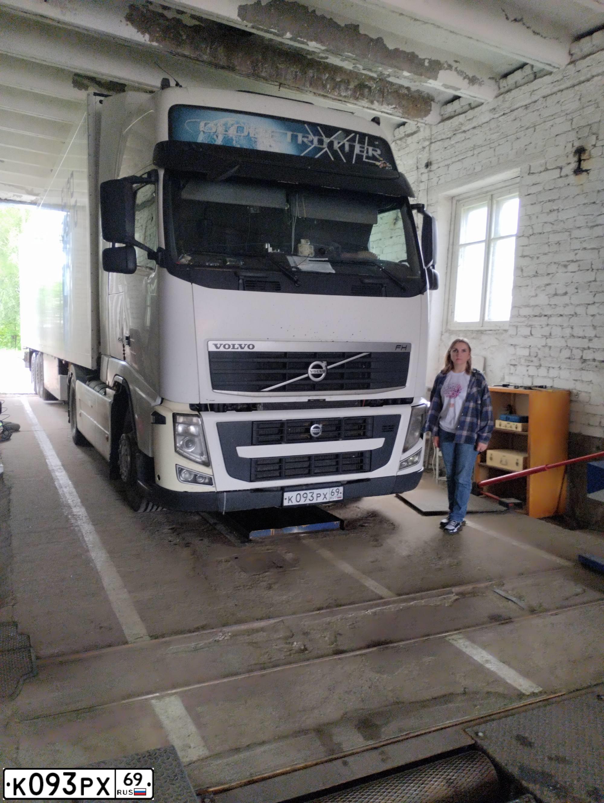 Фото автомобиля VOLVO SERIE FH /4X2/, 2011 — госномер Р603НА39. Цвет: Белый