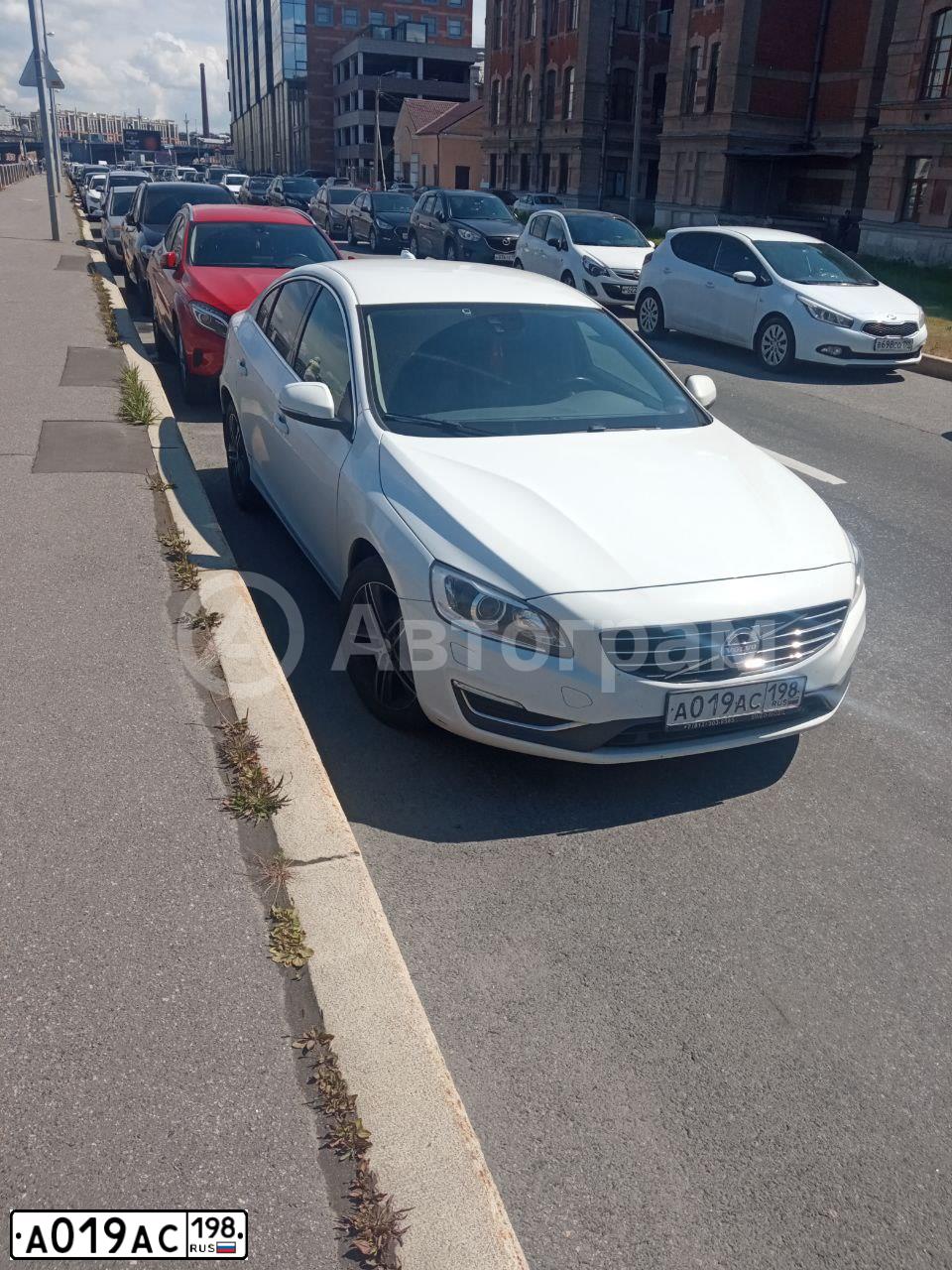 Фото автомобиля VOLVO S60, 2013 — госномер А019АС198. Цвет: Белый