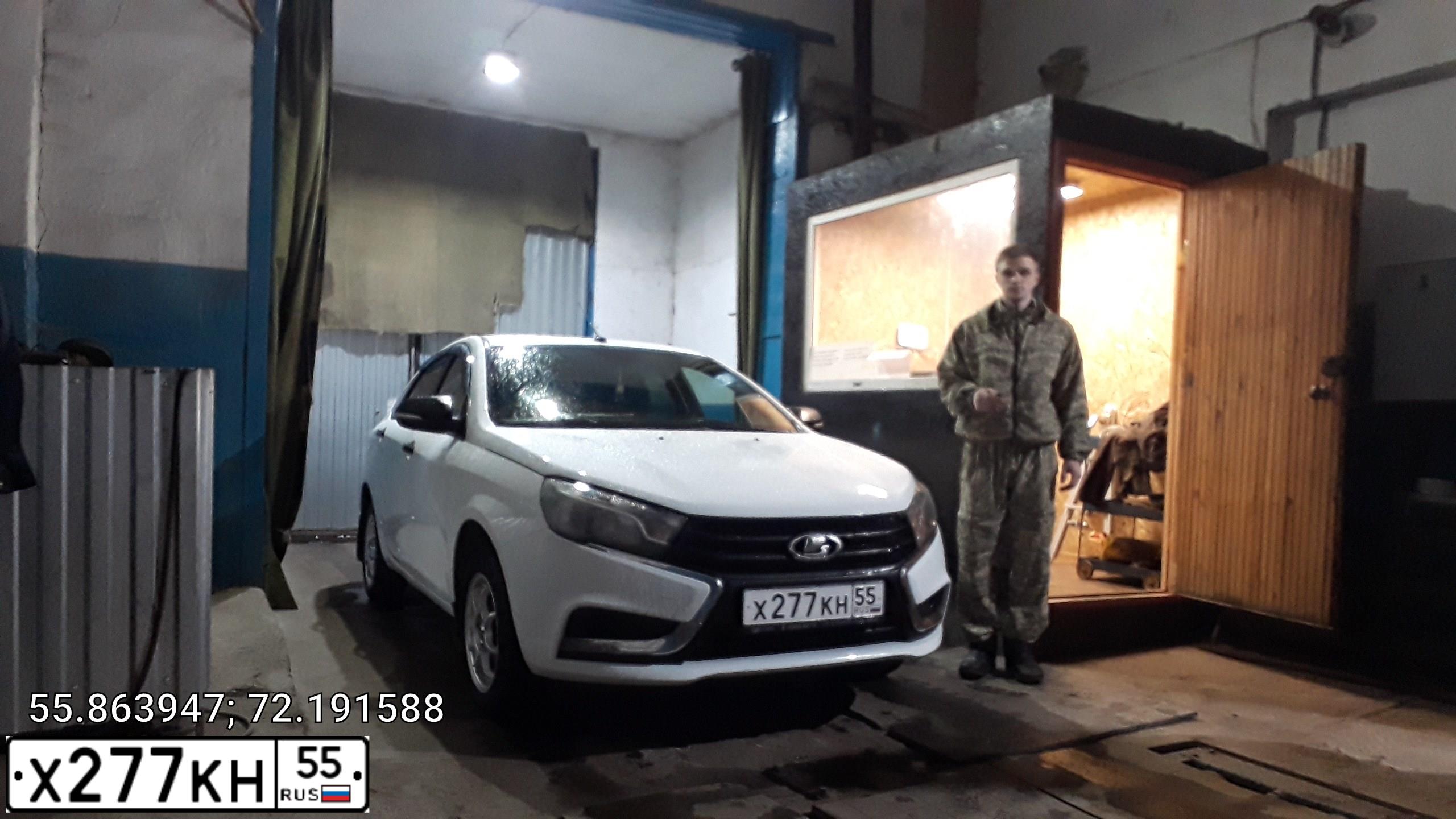 Фото автомобиля LADA VESTA, 2018 — госномер Х277КН55. Цвет: Белый
