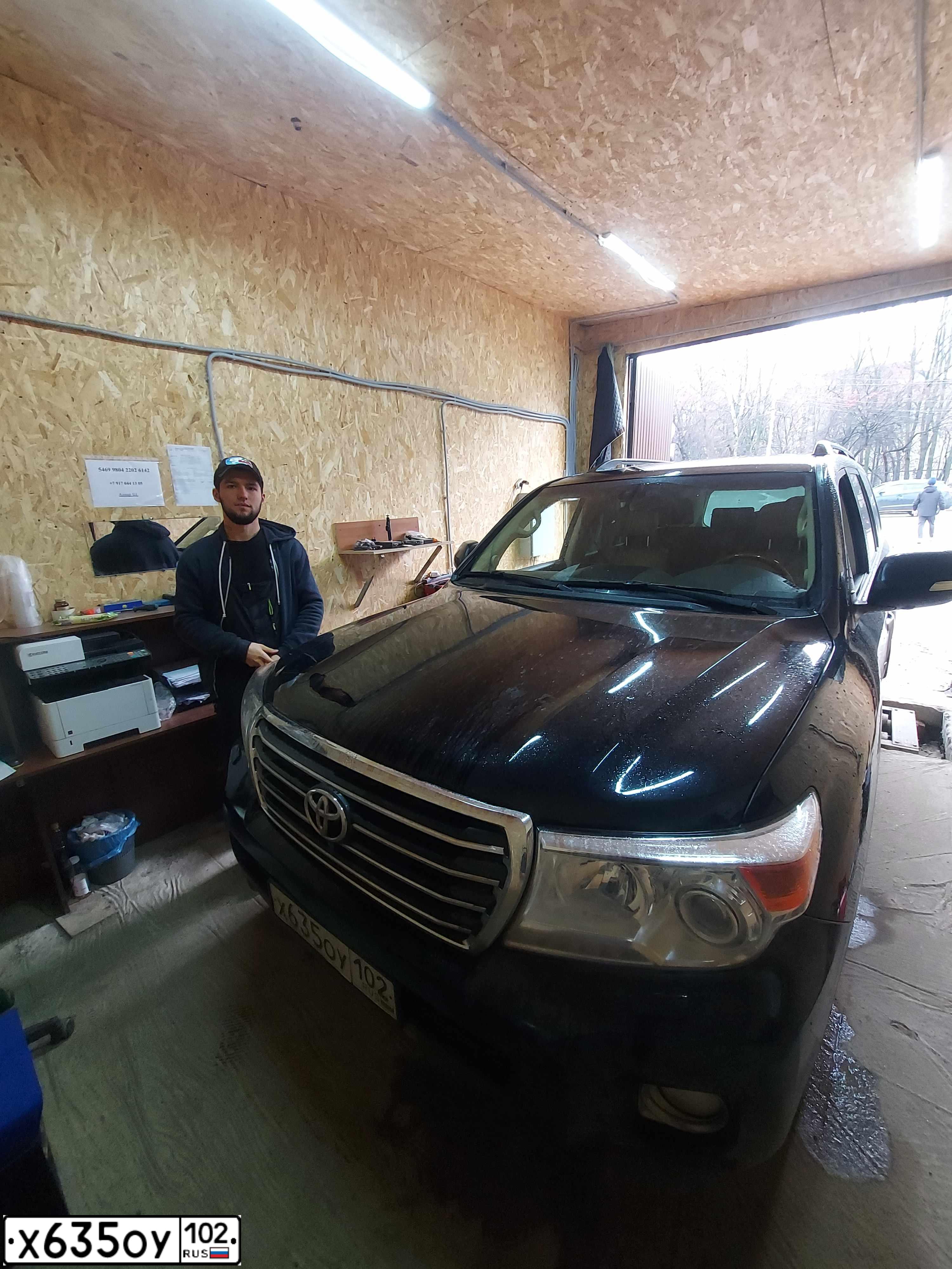 Фото автомобиля TOYOTA LAND CRUISER 200, 2015 — госномер У561АА58. Цвет: ЧЕРНЫЙ