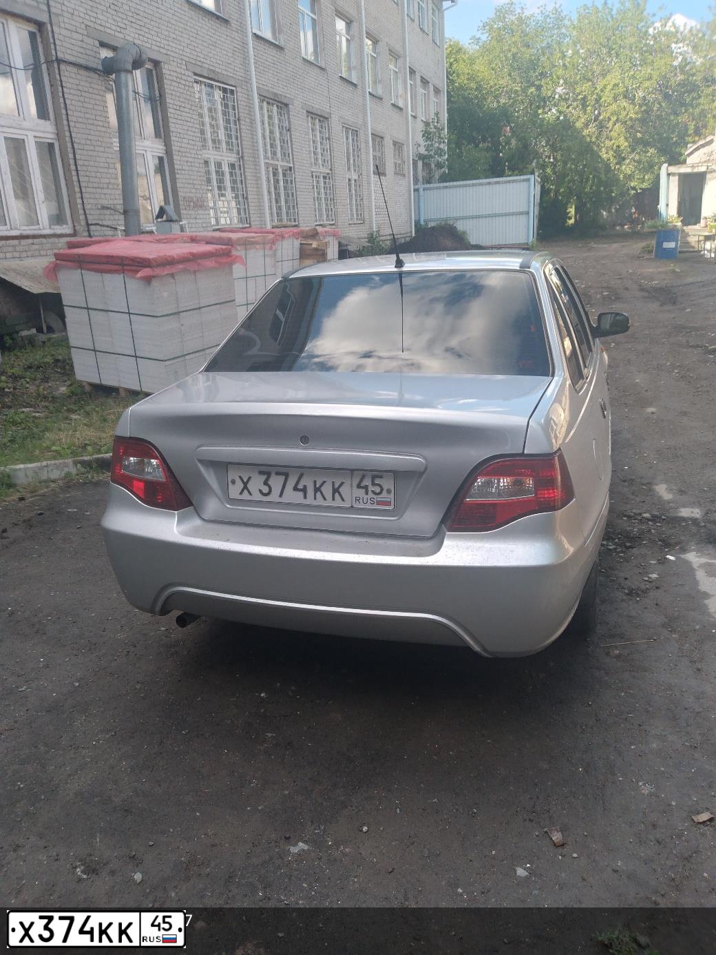 Фото автомобиля DAEWOO NEXIA, 2012 — госномер Х374КК45. Цвет: ПЕРЛАМУТРОВО-СЕРЕБРИСТЫЙ