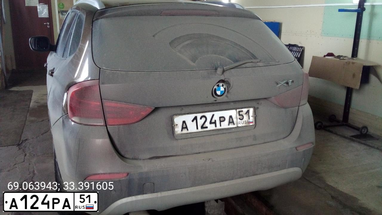 Фото автомобиля BMW X1, 2010 — госномер А124РА51. Цвет: Коричневый
