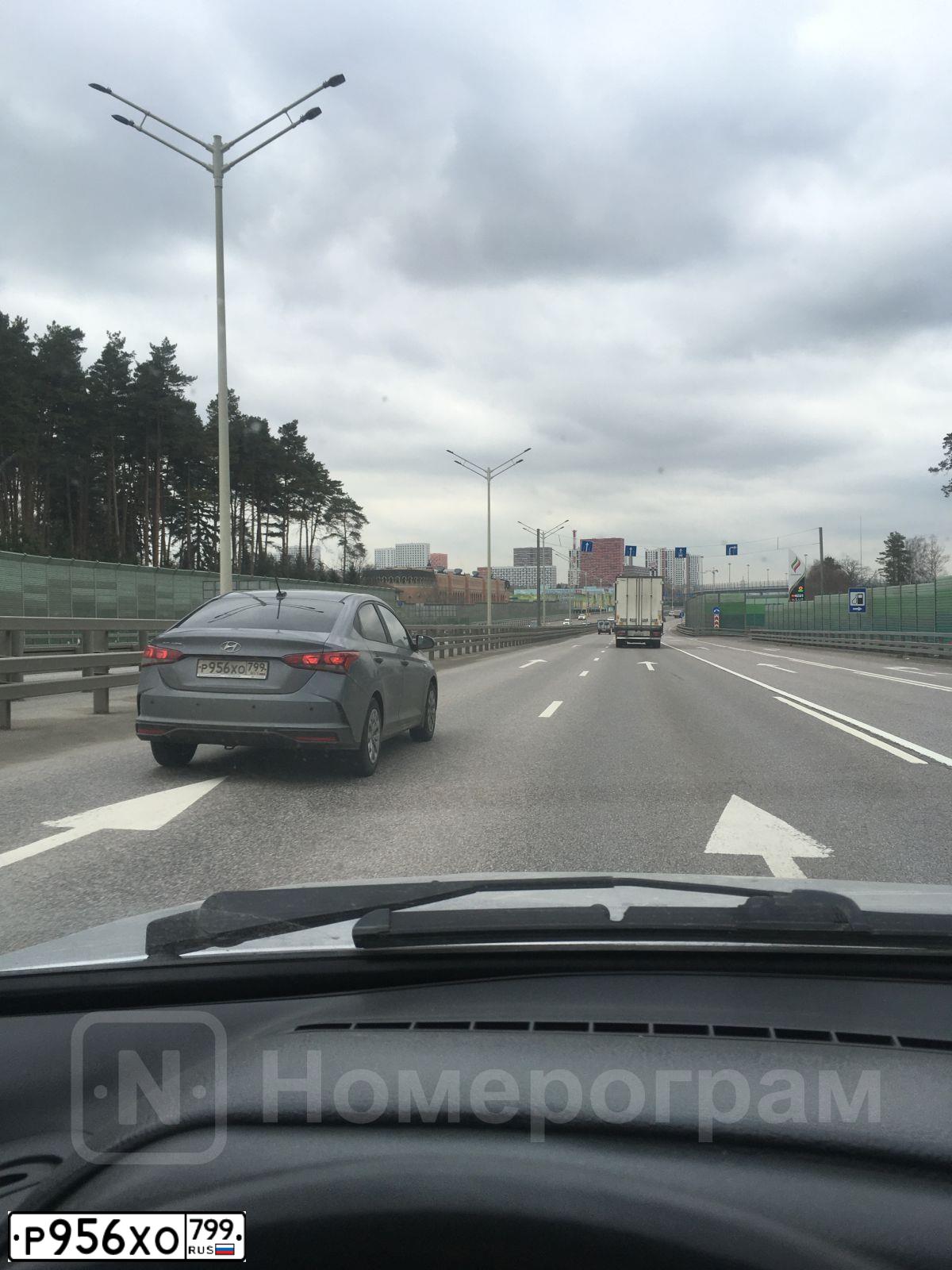 Фото автомобиля HYUNDAI SOLARIS, 2020 — госномер Р956ХО799. Цвет: СЕРЫЙ