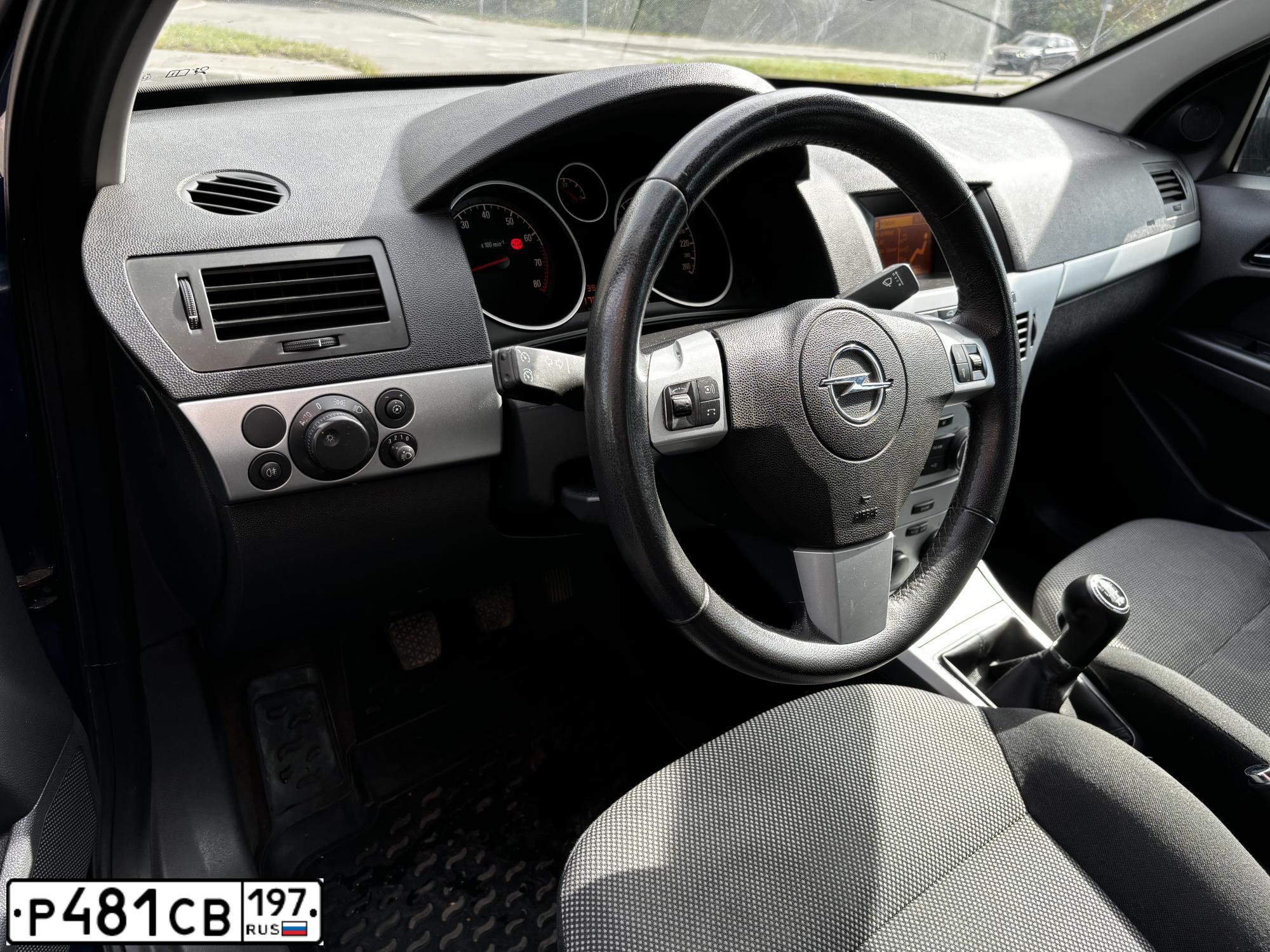 Фото автомобиля OPEL ASTRA, 2011 — госномер Р481СВ197. Цвет: синий
