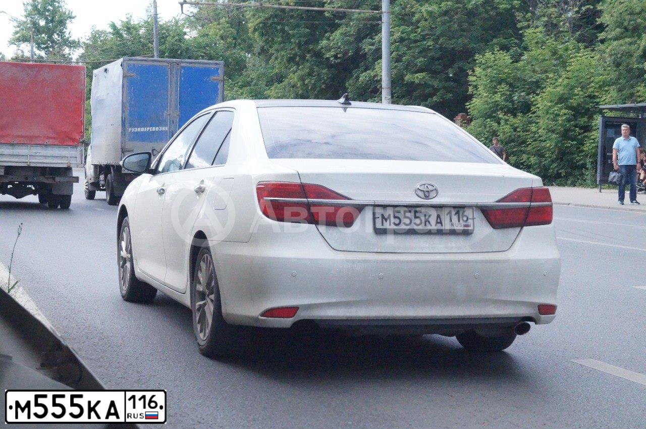 Фото автомобиля TOYOTA CAMRY, 2017 — госномер М555КА116. Цвет: БЕЛЫЙ ПЕРЛАМУТР