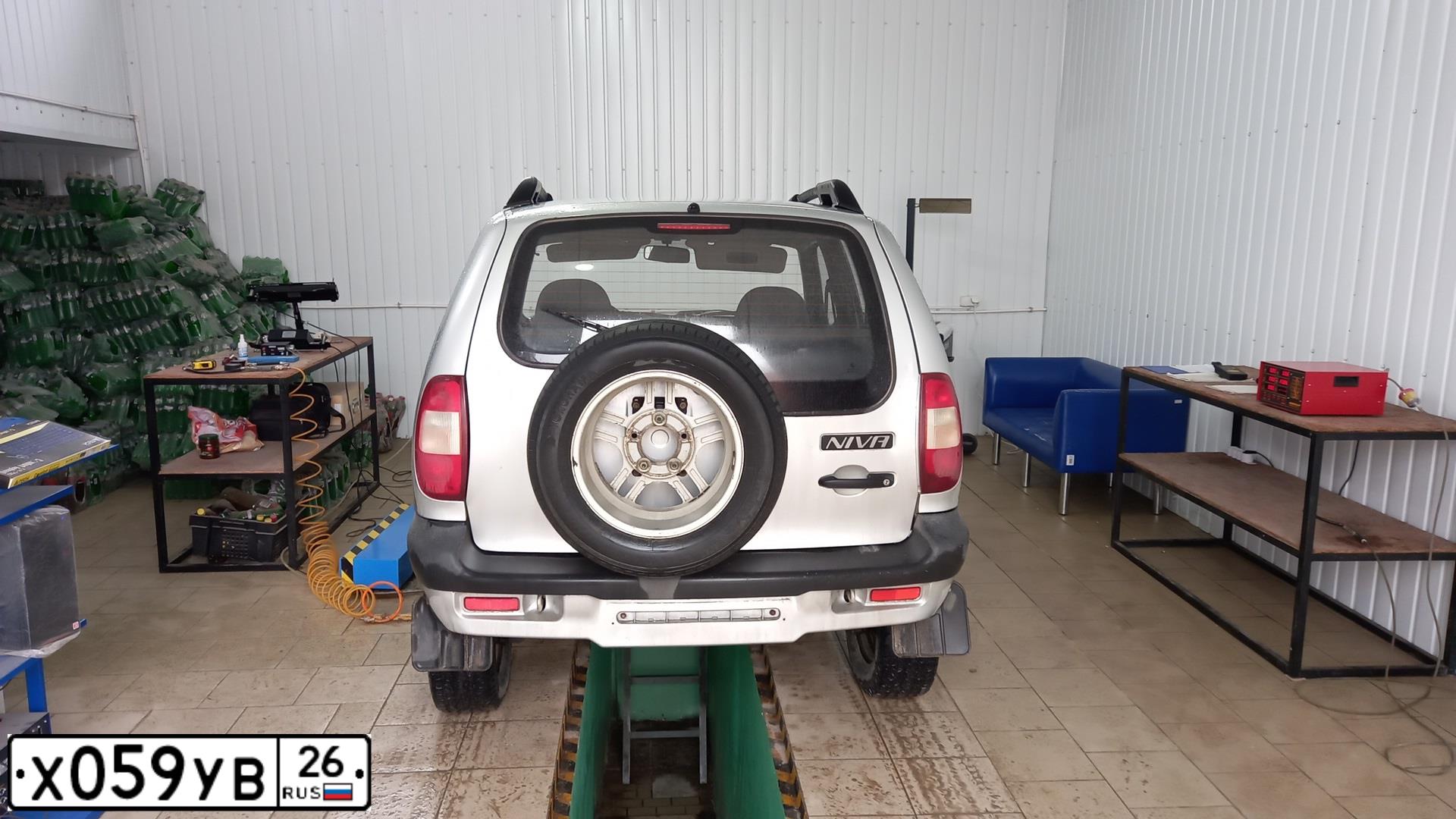 Фото автомобиля CHEVROLET NIVA, 2004 — госномер В560АО06. Цвет: Светло-Серебристый металлик
