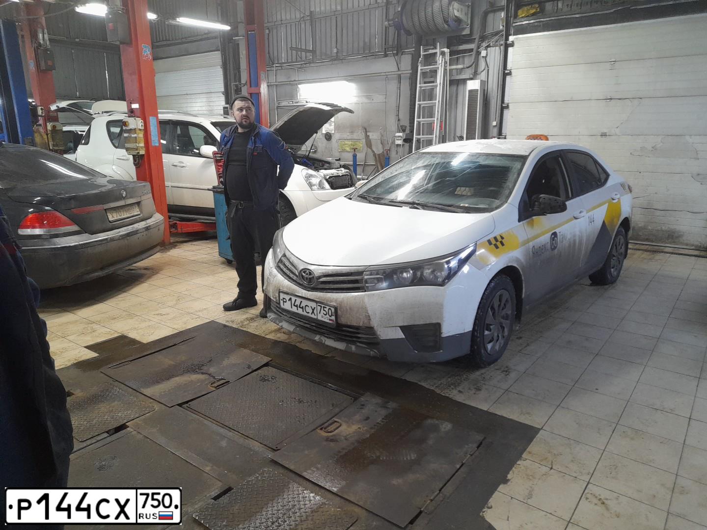 Фото автомобиля TOYOTA COROLLA, 2014 — госномер М110РО68. Цвет: БЕЛЫЙ-ЖЕЛТЫЙ-СЕРЫЙ