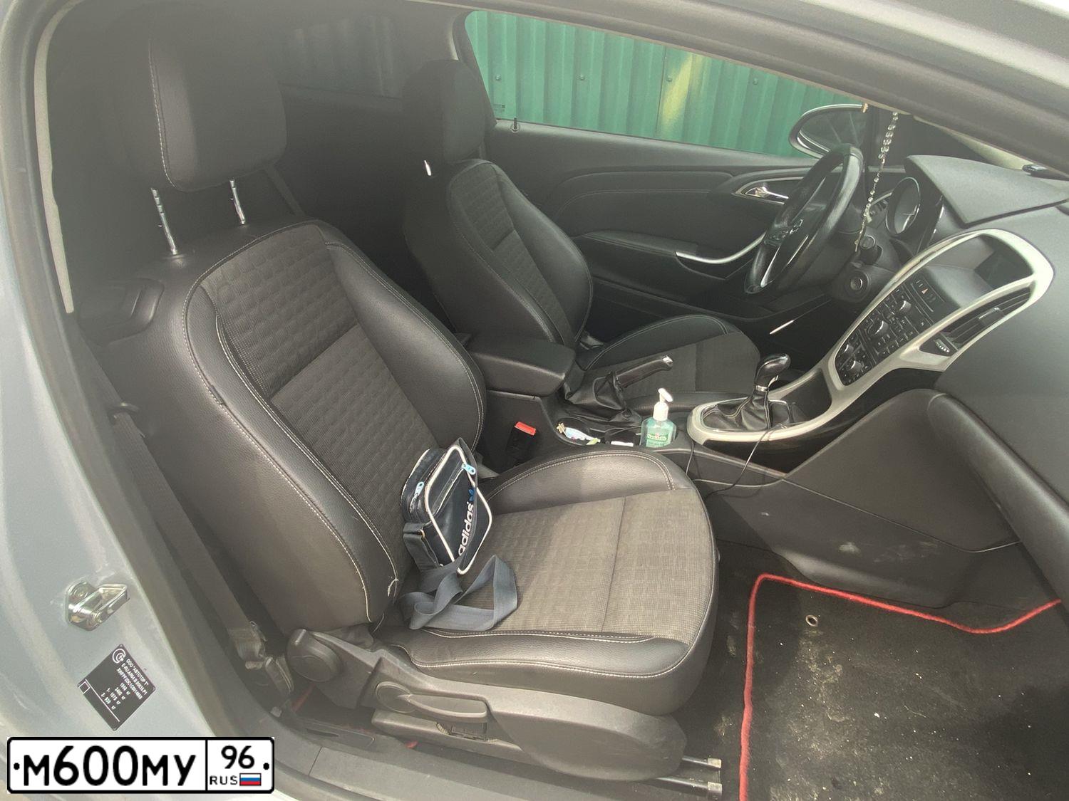 Фото автомобиля OPEL ASTRA, 2012 — госномер М388ТО196. Цвет: СВЕТЛО-СЕРЫЙ