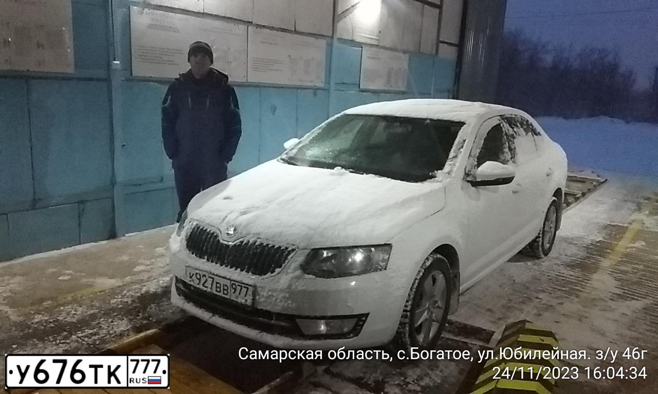 Фото автомобиля SKODA OCTAVIA, 2016 — госномер У676ТК777. Цвет: БЕЛЫЙ-ЖЕЛТЫЙ-СЕРЫЙ