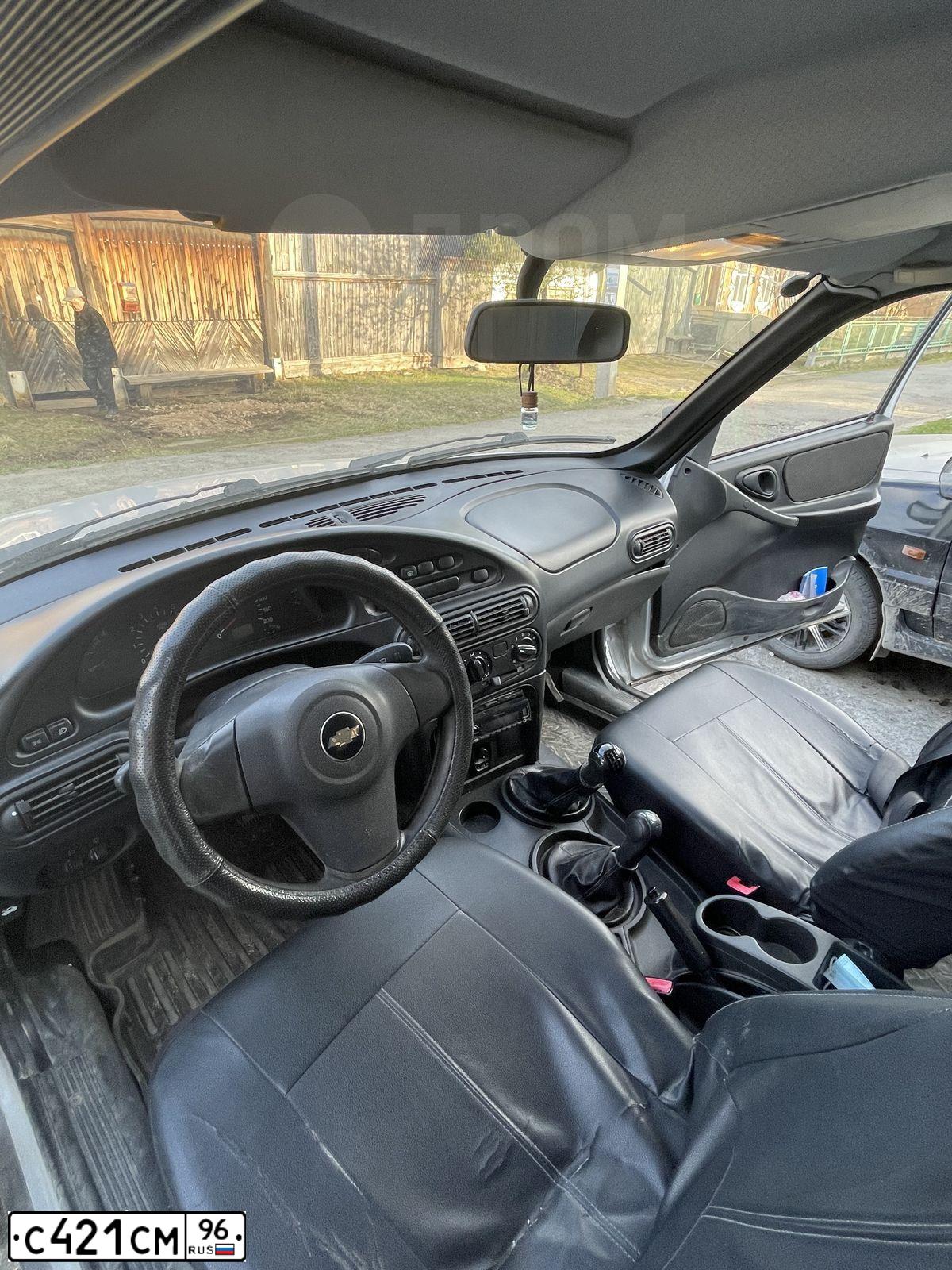 Фото автомобиля CHEVROLET NIVA, 2011 — госномер Р214РХ24. Цвет: СВЕТЛО-СЕРЫЙ