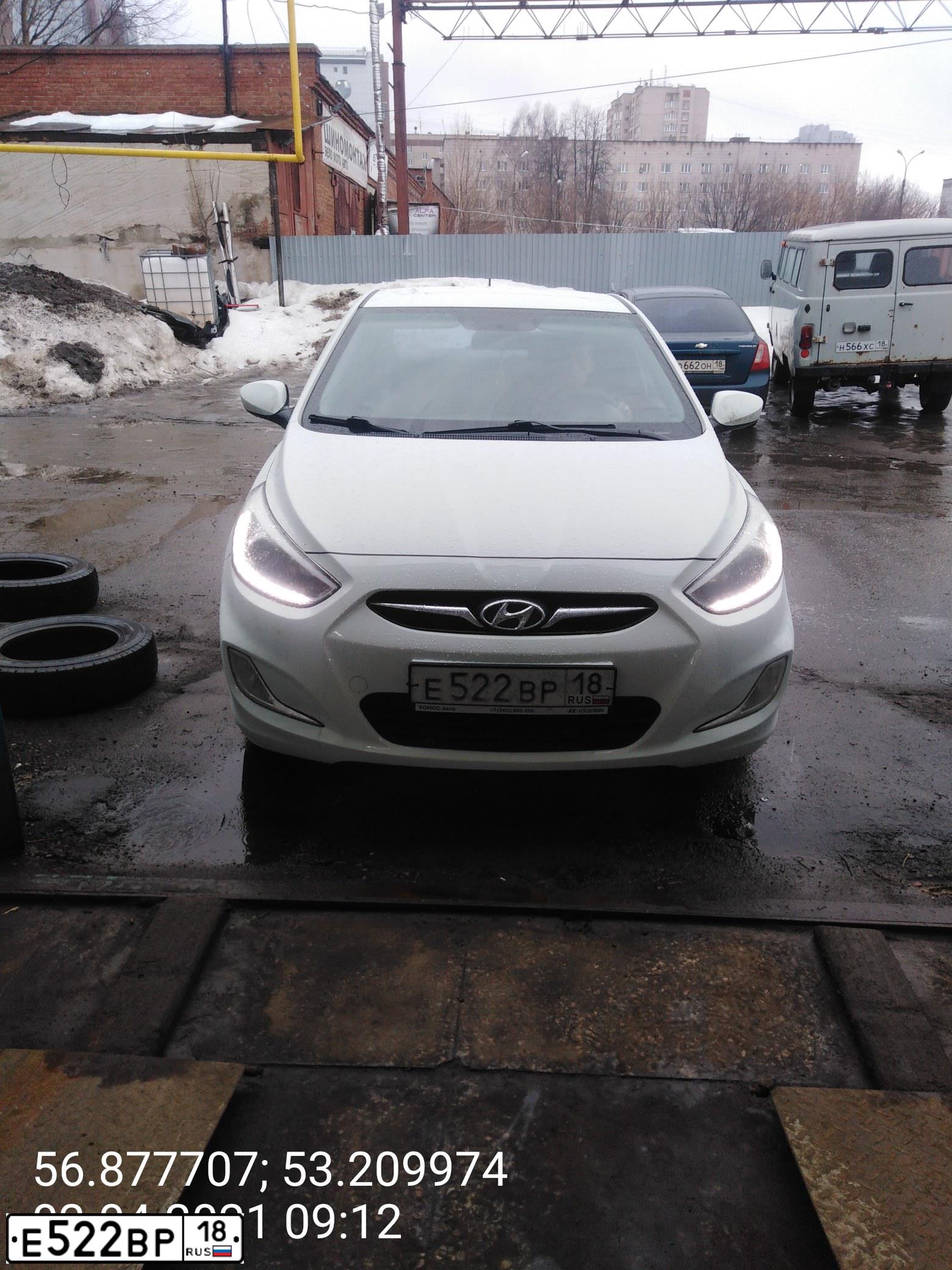 Фото автомобиля HYUNDAI SOLARIS, 2014 — госномер Е522ВР18. Цвет: БЕЛЫЙ