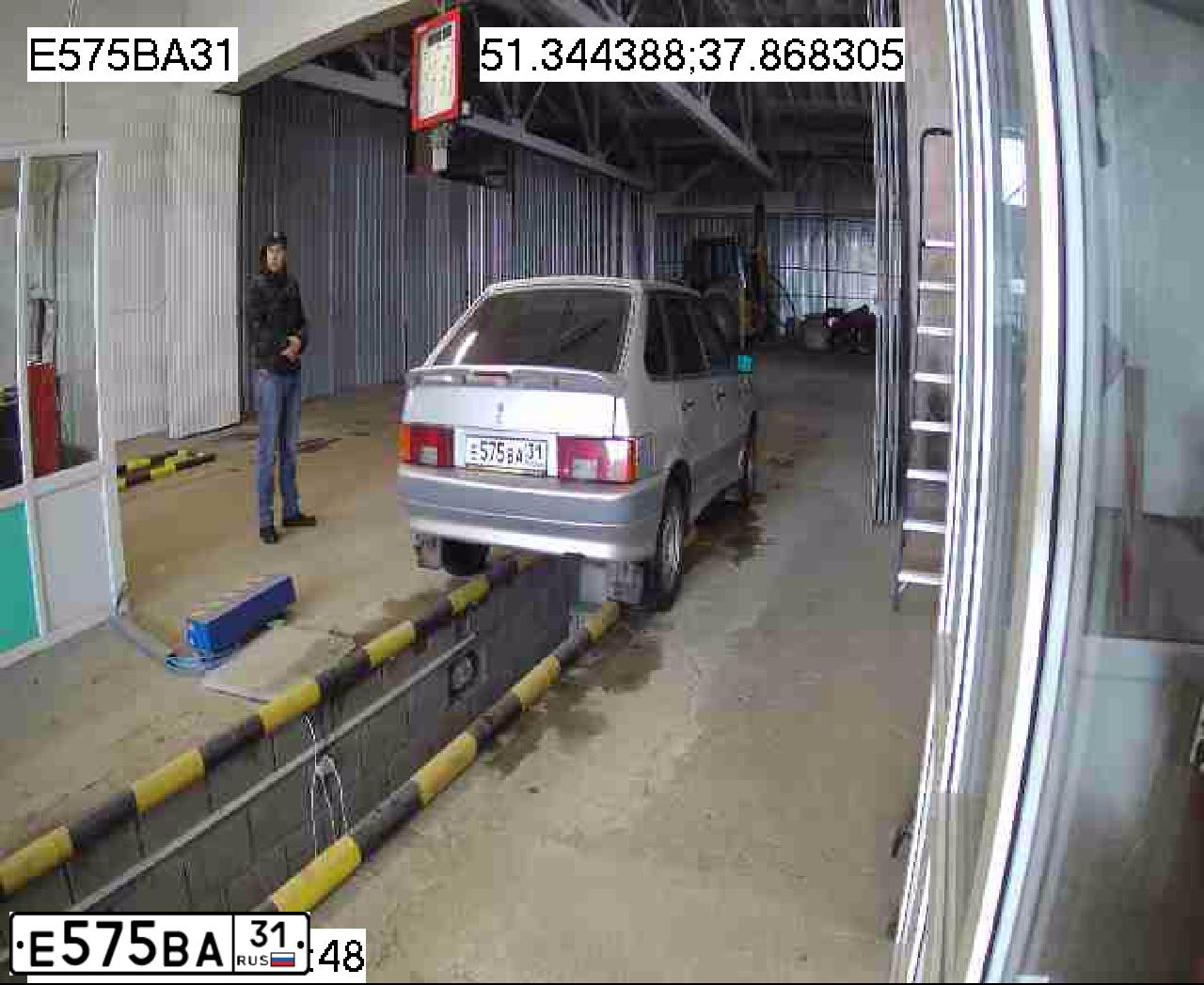 Фото автомобиля LADA 2114 SAMARA, 2004 — госномер Е575ВА31. Цвет: СВЕТЛО-СЕРЕБ МЕТАЛЛ
