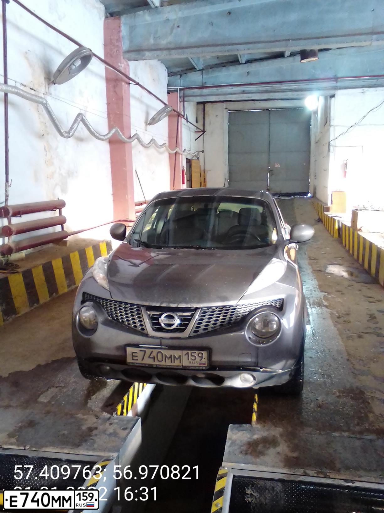 Фото автомобиля NISSAN JUKE, 2013 — госномер Е740ММ159. Цвет: Серый