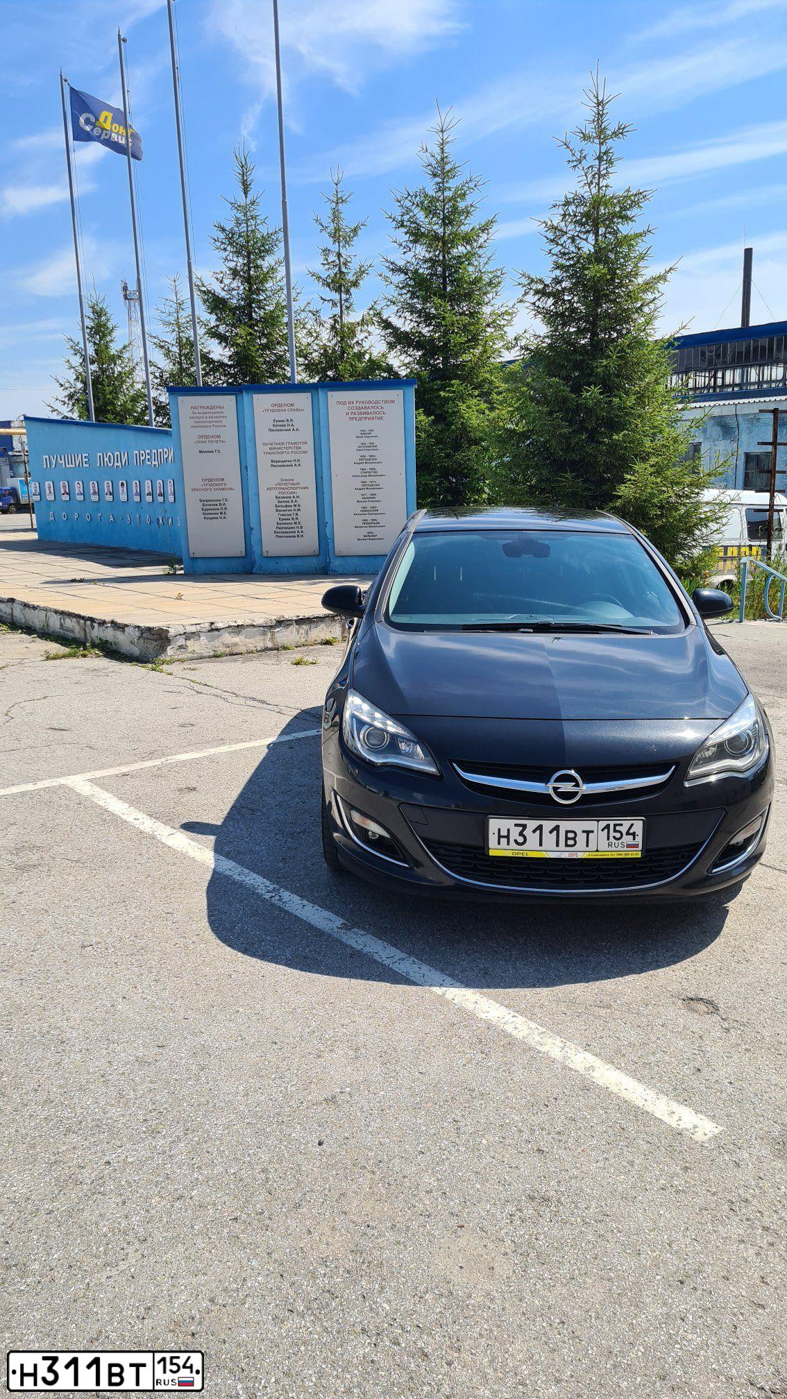 Фото автомобиля OPEL ASTRA, 2013 — госномер В888ТЕ154. Цвет: ЧЕРНЫЙ МЕТАЛЛИК