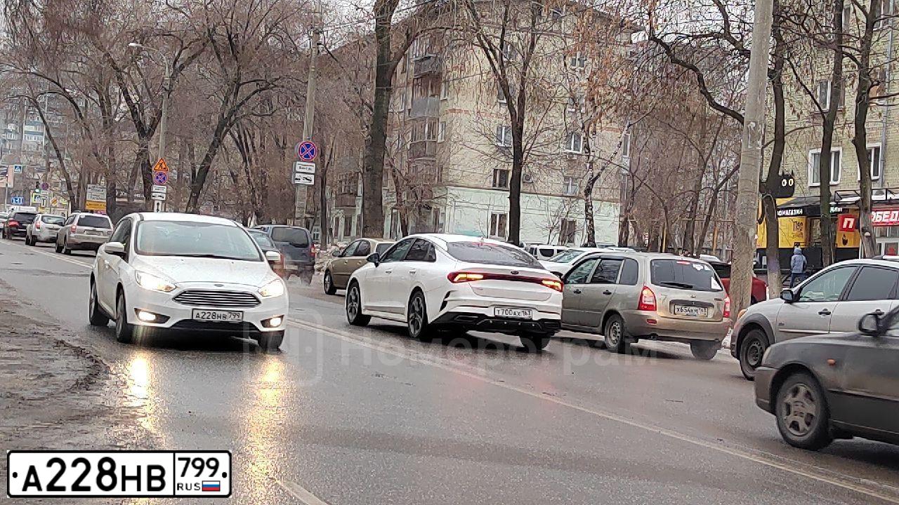 Фото автомобиля FORD FOCUS, 2018 — госномер А228НВ799. Цвет: БЕЛЫЙ