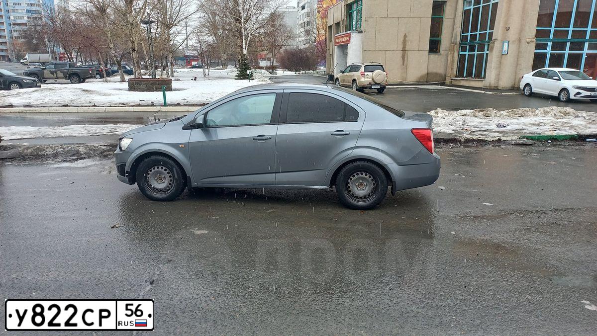 Фото автомобиля CHEVROLET AVEO, 2014 — госномер К151АУ156. Цвет: СЕРЫЙ МЕТАЛЛИК