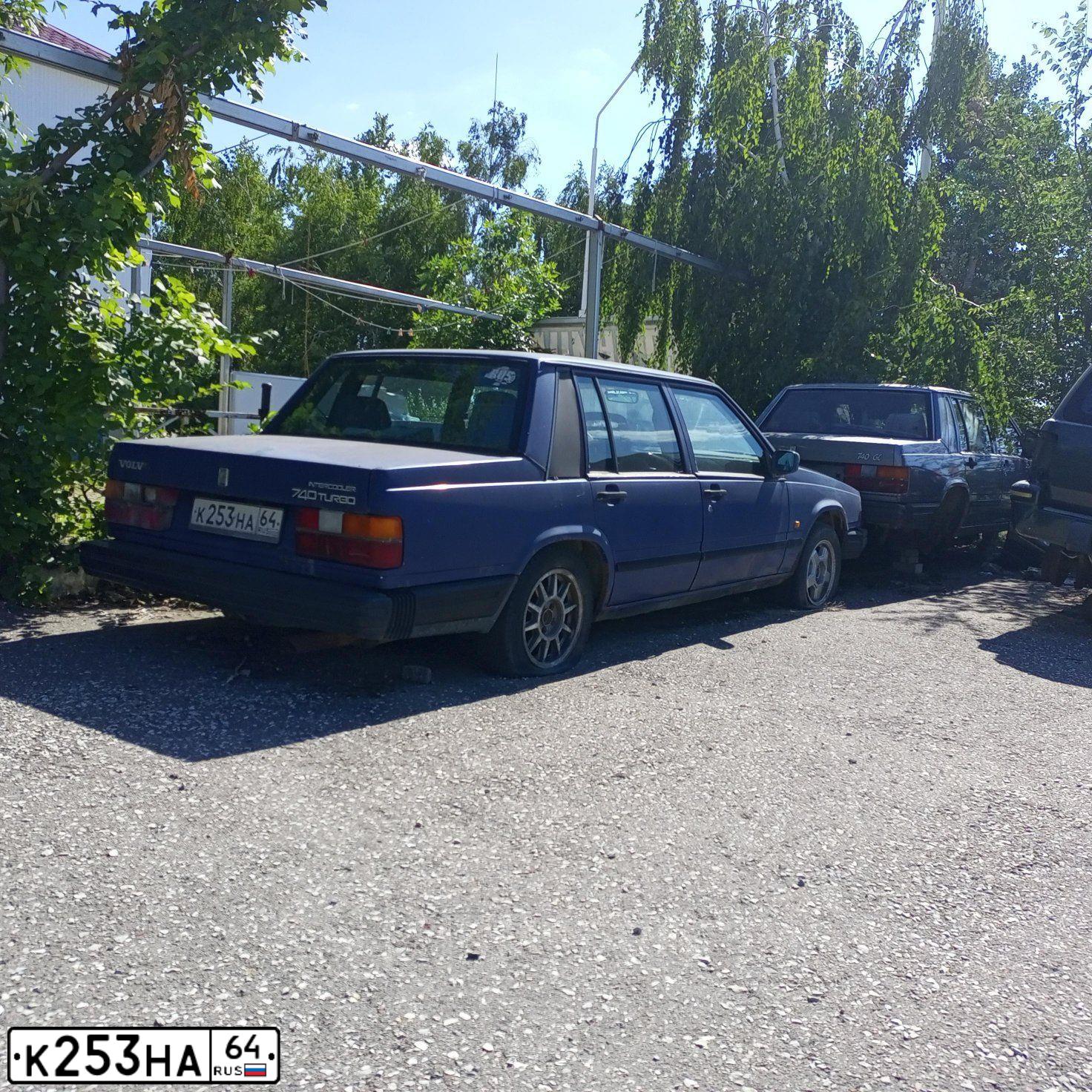 Фото автомобиля VOLVO 740, 1984 — госномер К253НА64. Цвет: ТЕМНО СИНИЙ