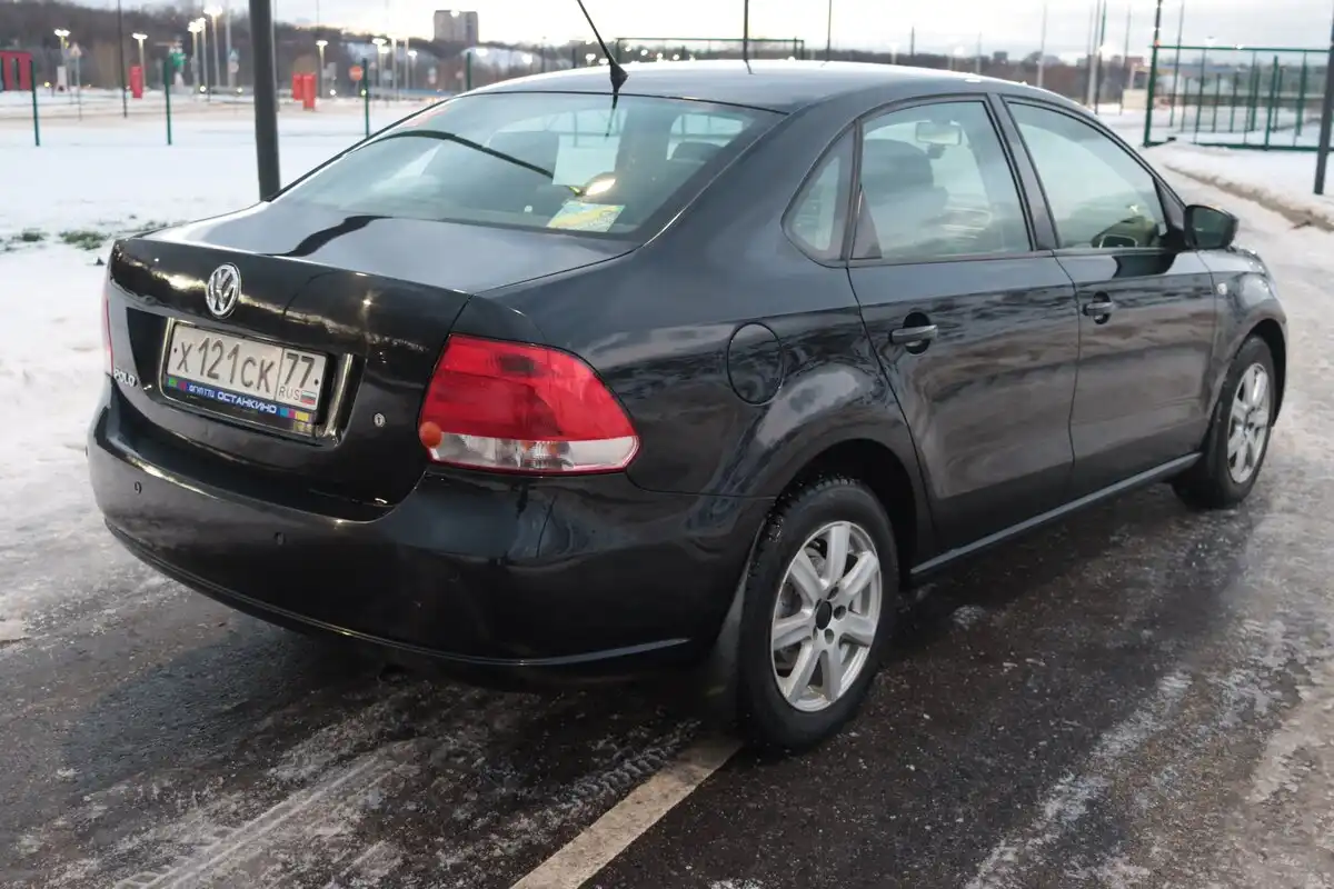 Фото автомобиля VOLKSWAGEN POLO, 2013 — госномер Х121СК77. Цвет: ЧЕРНЫЙ