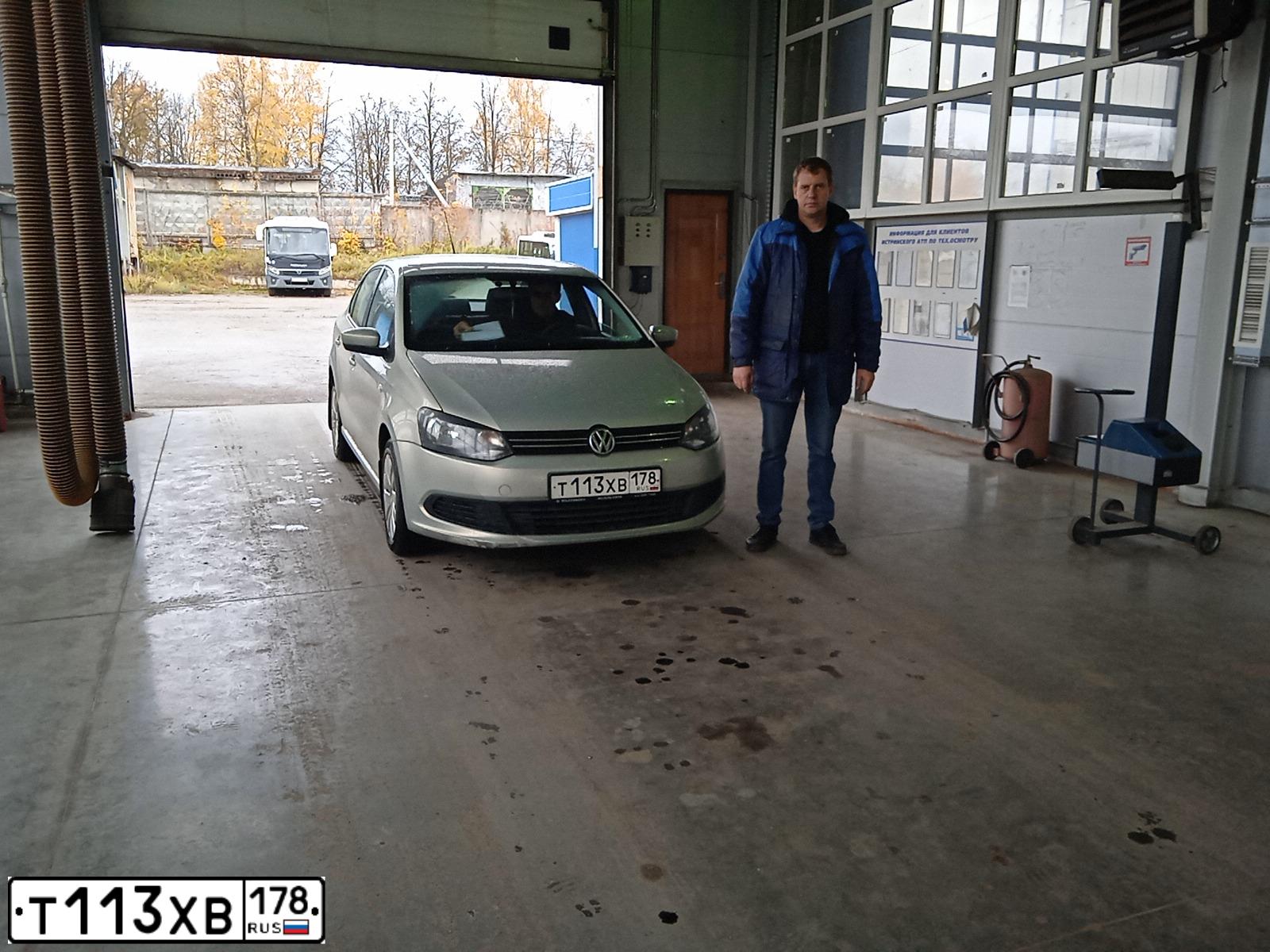 Фото автомобиля VOLKSWAGEN POLO, 2011 — госномер У561ВО47. Цвет: СЕРЕБРИСТО-ЖЕЛТЫЙ
