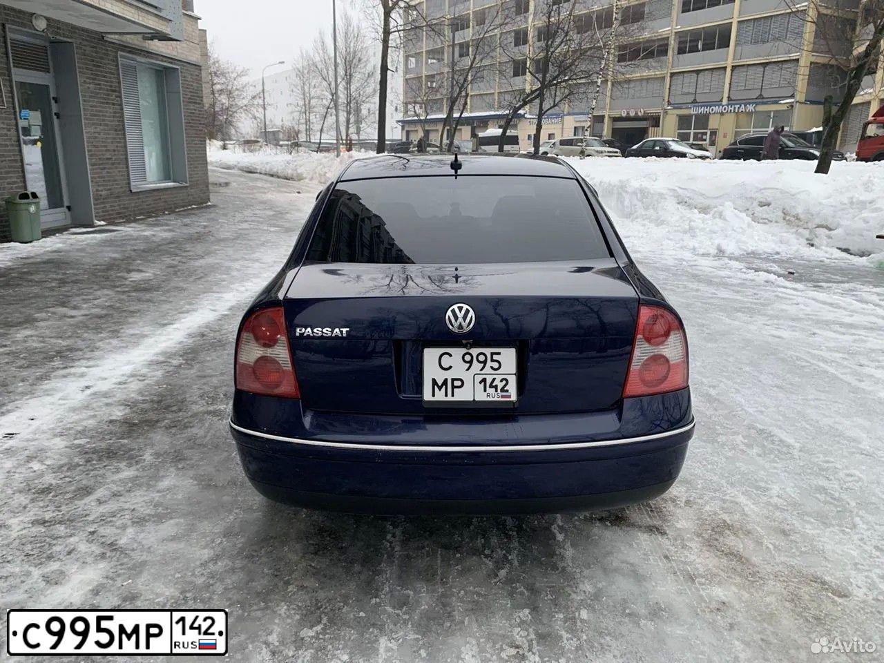 Фото автомобиля VOLKSWAGEN PASSAT, 2002 — госномер В932АН250. Цвет: Темно-синий