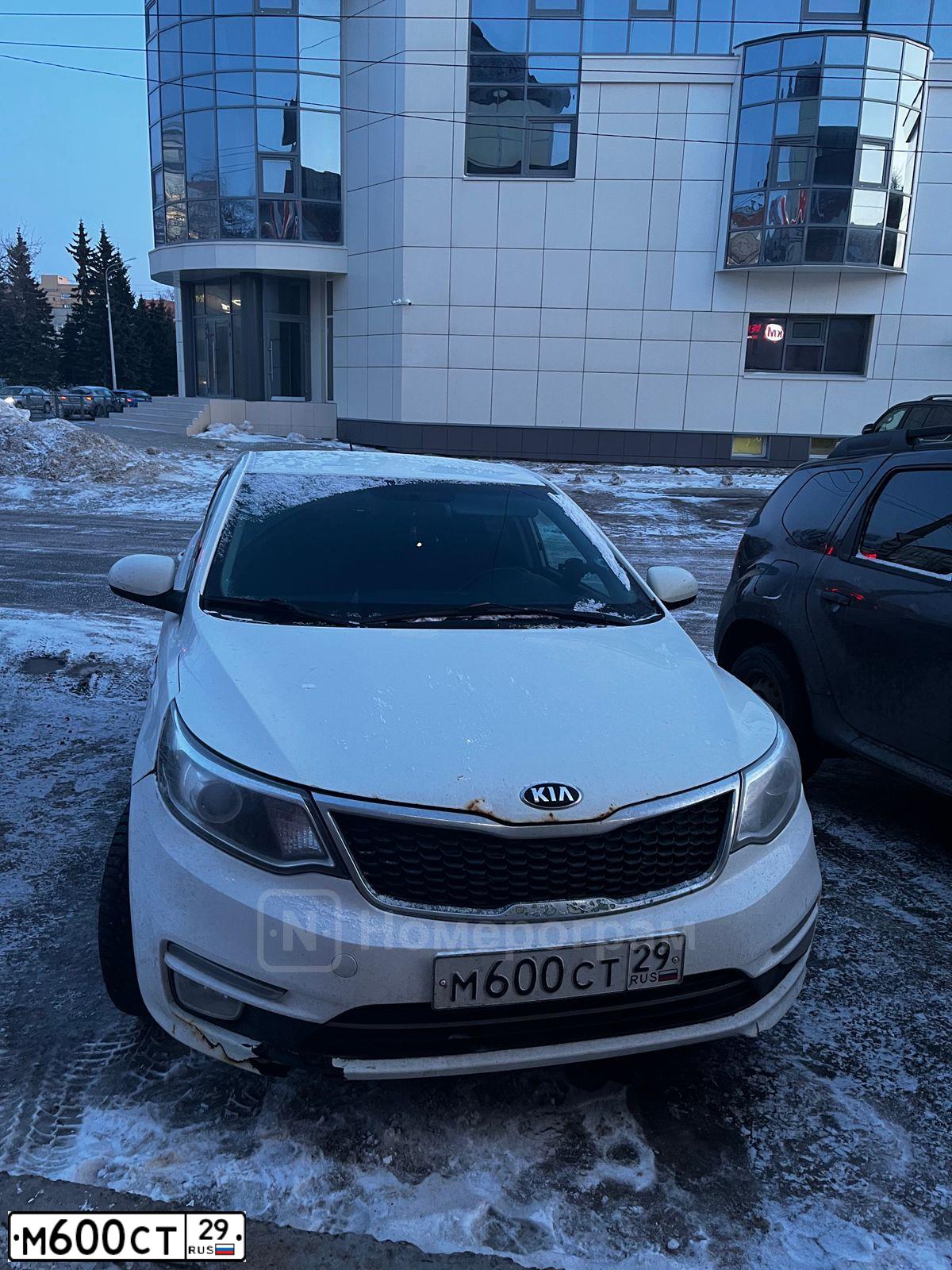 Фото автомобиля KIA RIO, 2016 — госномер М600СТ29. Цвет: БЕЛЫЙ