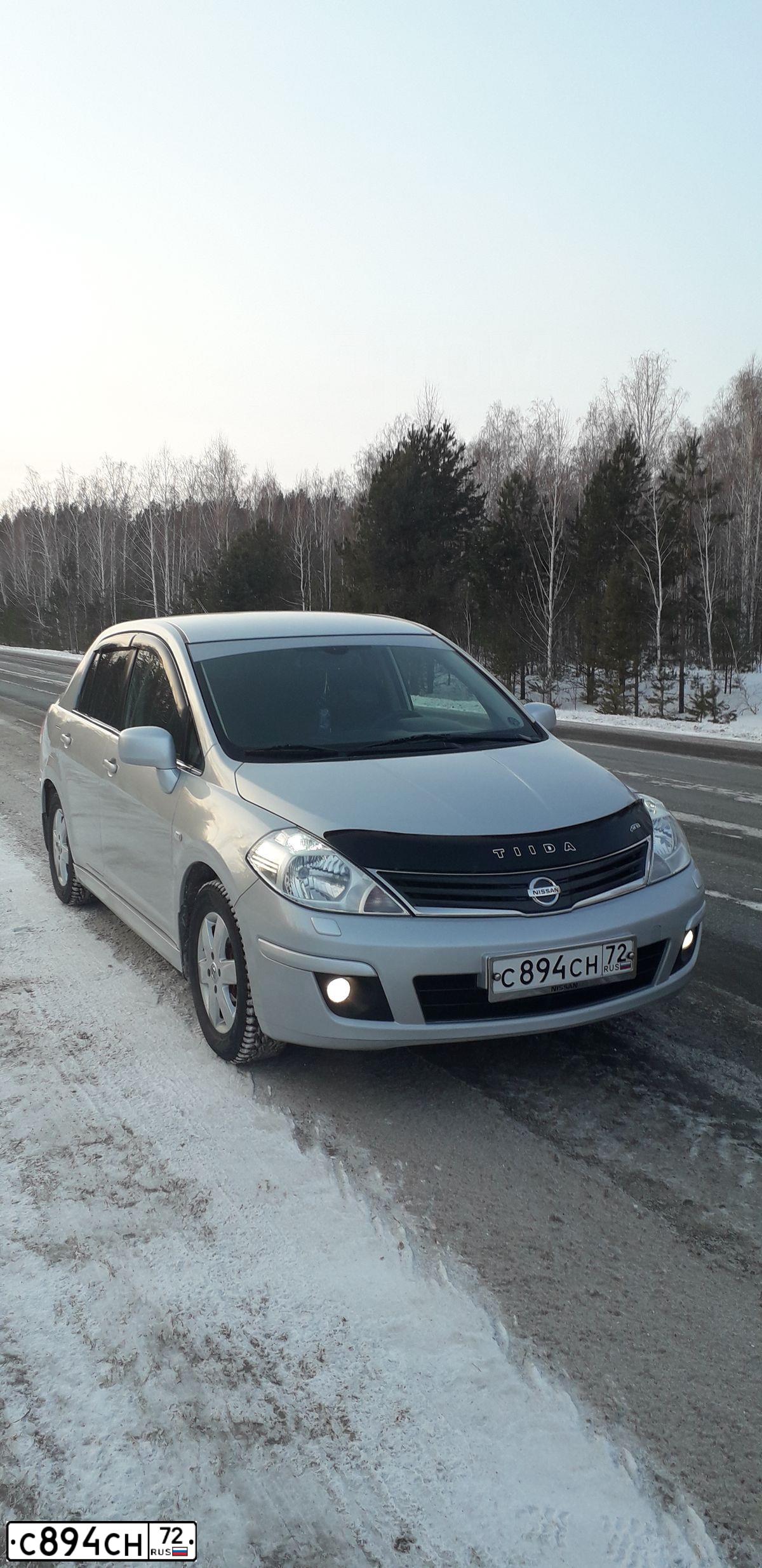 Фото автомобиля NISSAN TIIDA, 2010 — госномер С894СН72. Цвет: Серебристый