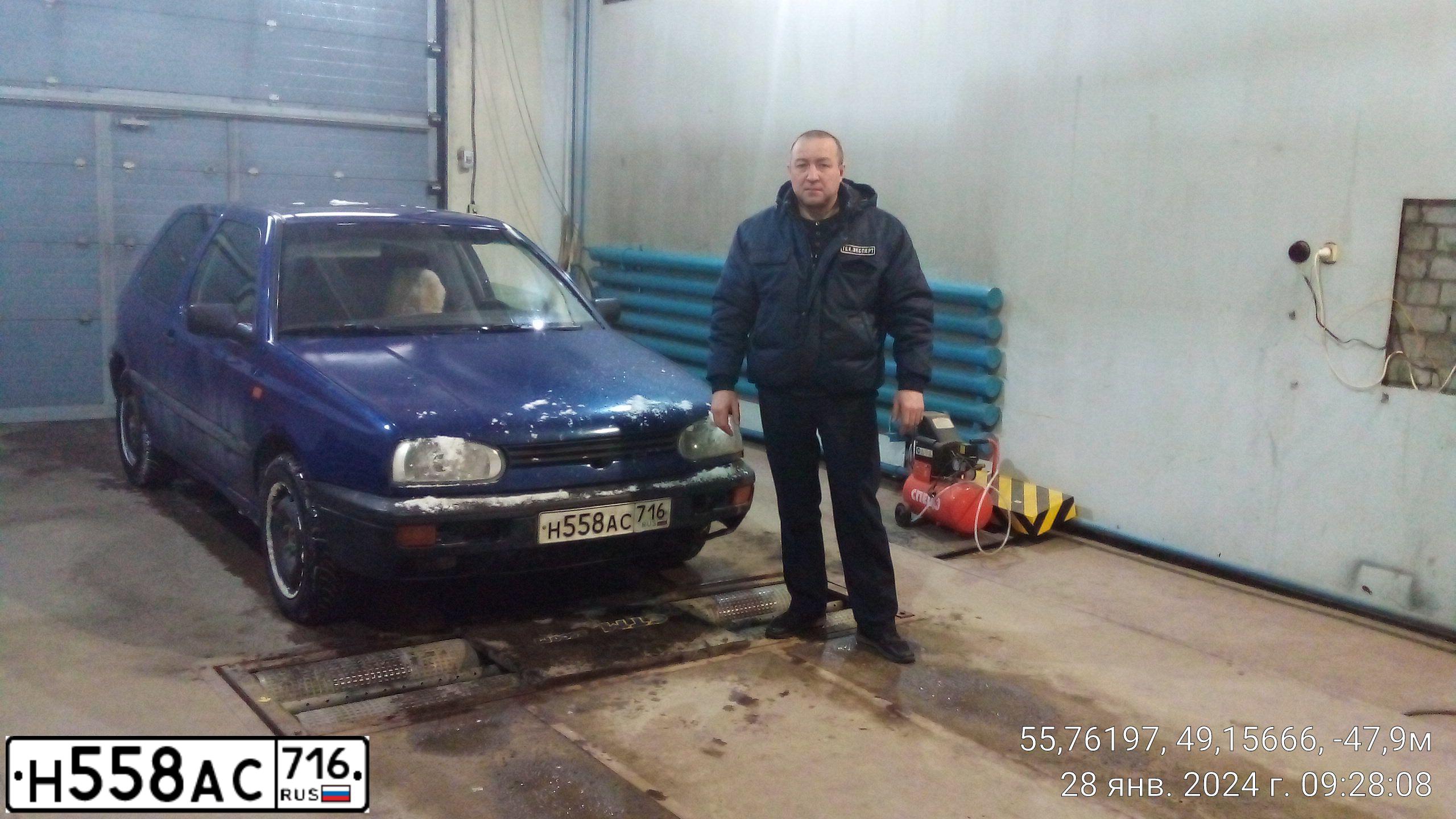 Фото автомобиля VOLKSWAGEN GOLF, 1994 — госномер Н558АС716. Цвет: синий