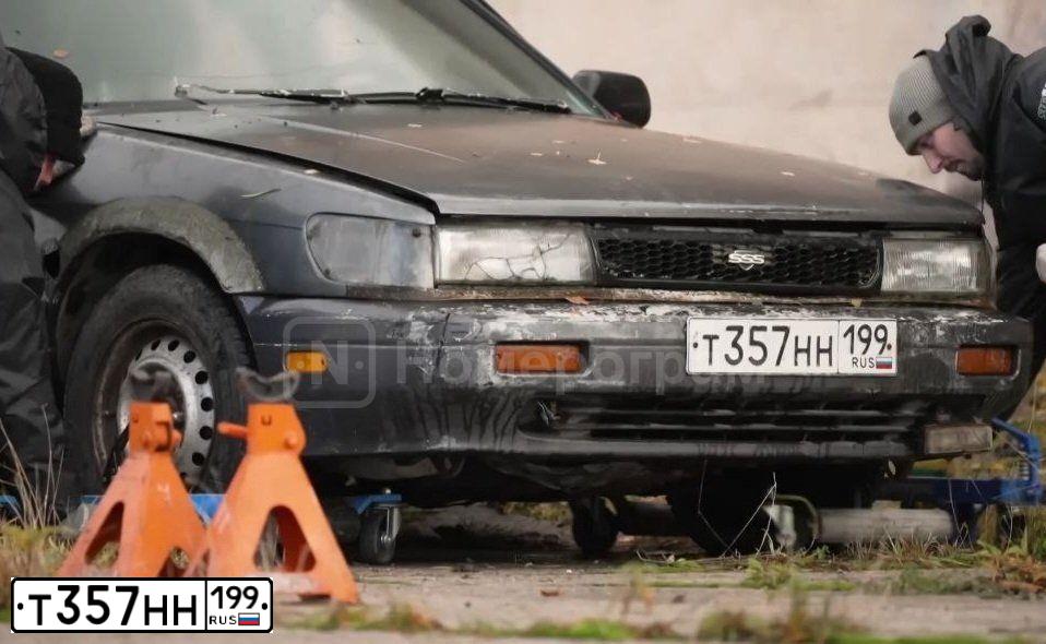 Фото автомобиля NISSAN STANZA, 1992 — госномер Т357НН199. Цвет: темно-серый