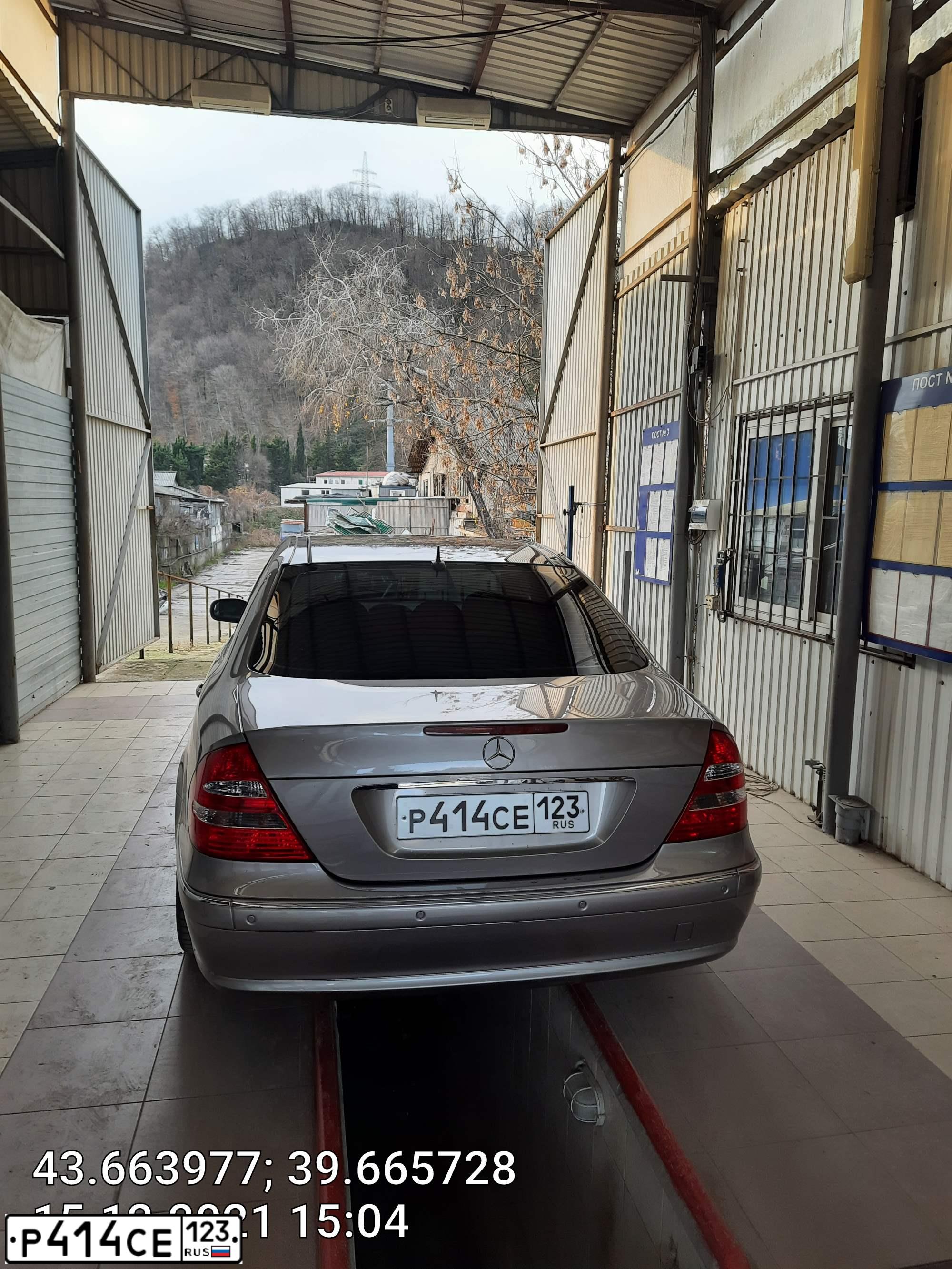 Фото автомобиля MERCEDES E-KLASSE, 2004 — госномер Е121НЕ761. Цвет: СЕРЫЙ