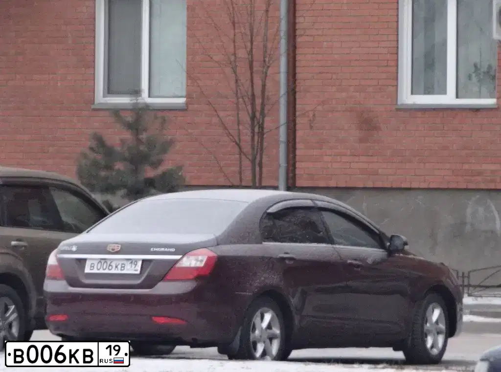 Фото автомобиля GEELY EMGRAND, 2013 — госномер В006КВ19. Цвет: ТЕМНО-ВИШНЕВЫЙ