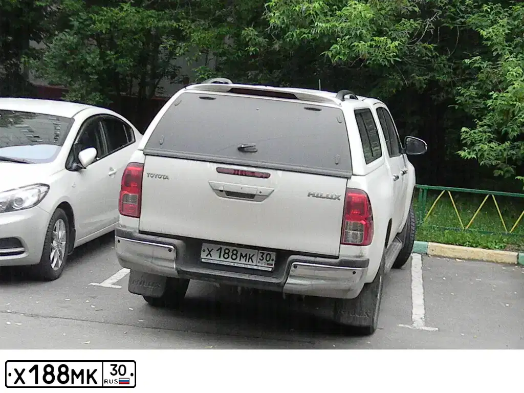 Фото автомобиля TOYOTA HILUX, 2015 — госномер Е999АВ185. Цвет: Белый