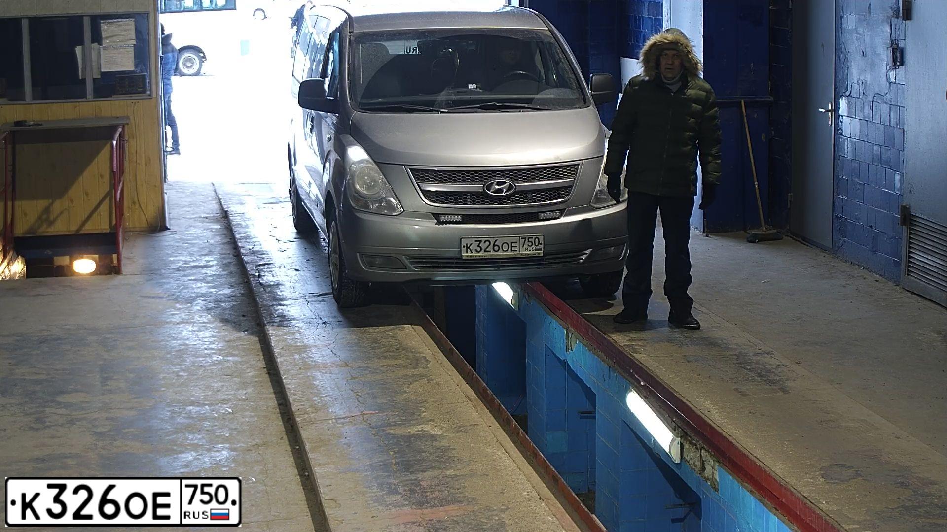 Фото автомобиля HYUNDAI GRAND STAREX, 2014 — госномер А514ОУ136. Цвет: Серый