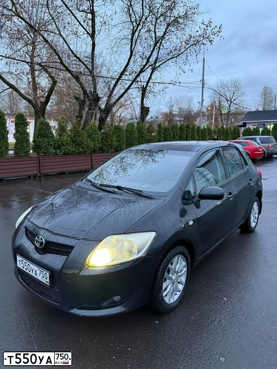 Фото автомобиля TOYOTA AURIS, 2008 — госномер Т550УА750. Цвет: ЧЕРНЫЙ