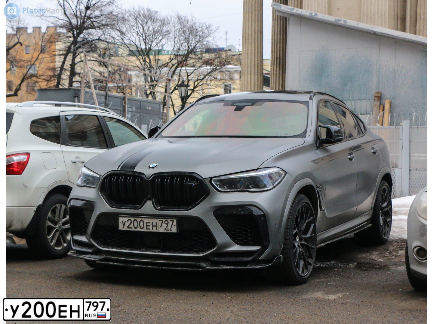 Фото автомобиля BMW X6M, 2020 — госномер У200ЕН797. Цвет: ЧЕРНЫЙ